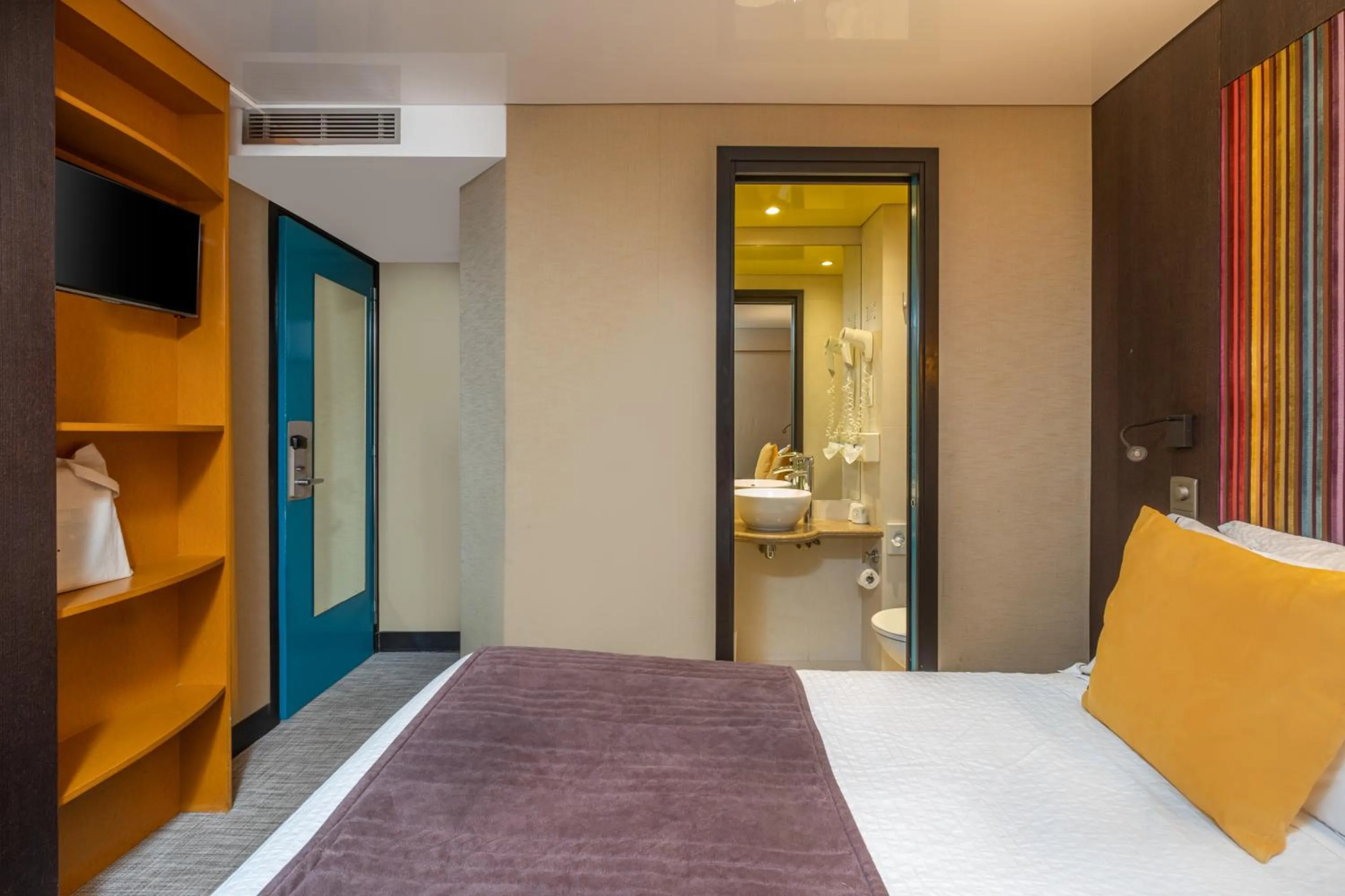 Bathroom, Bed in Hôtel Du Vieux Saule