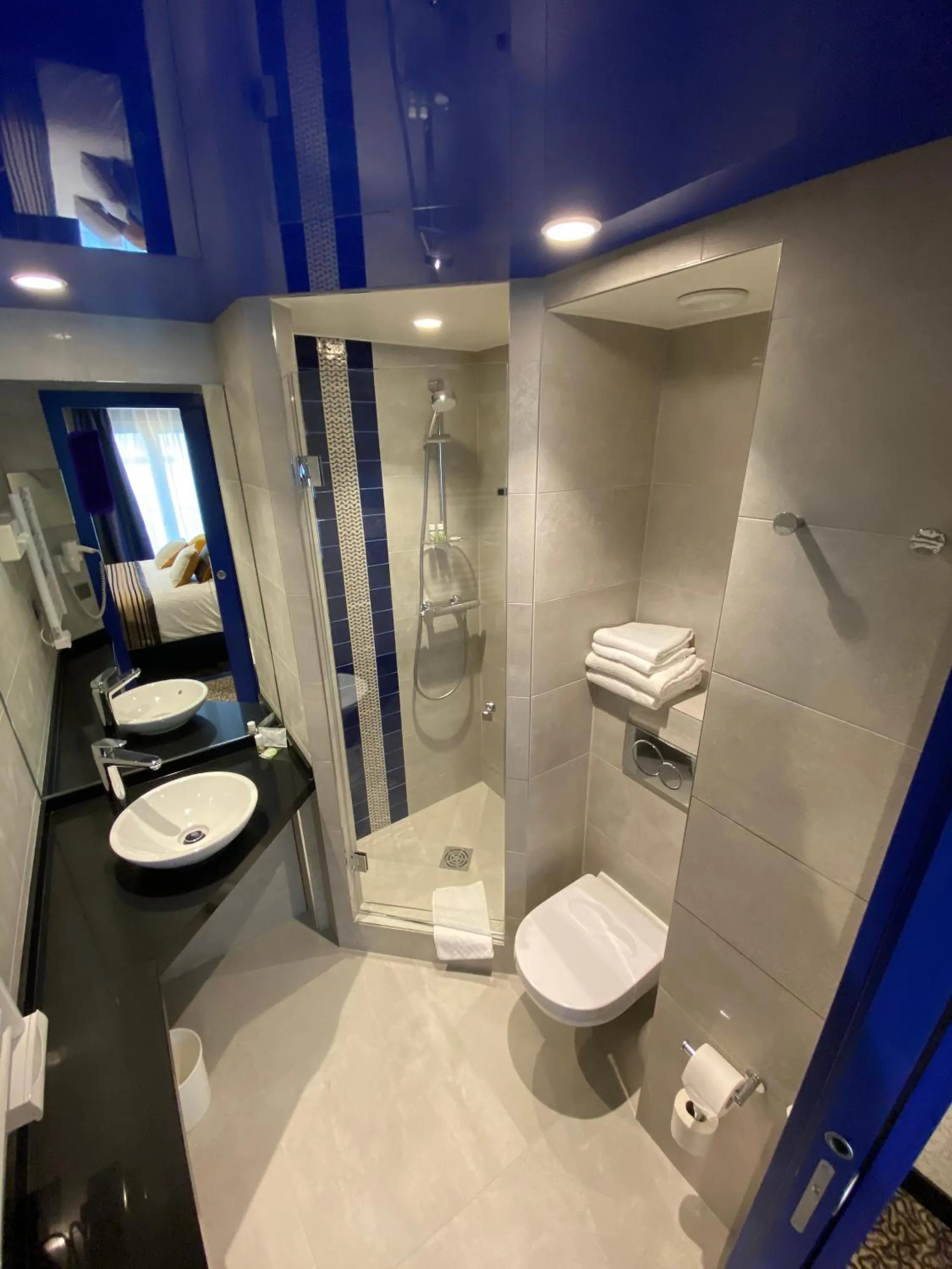 Shower in Hôtel Du Vieux Saule