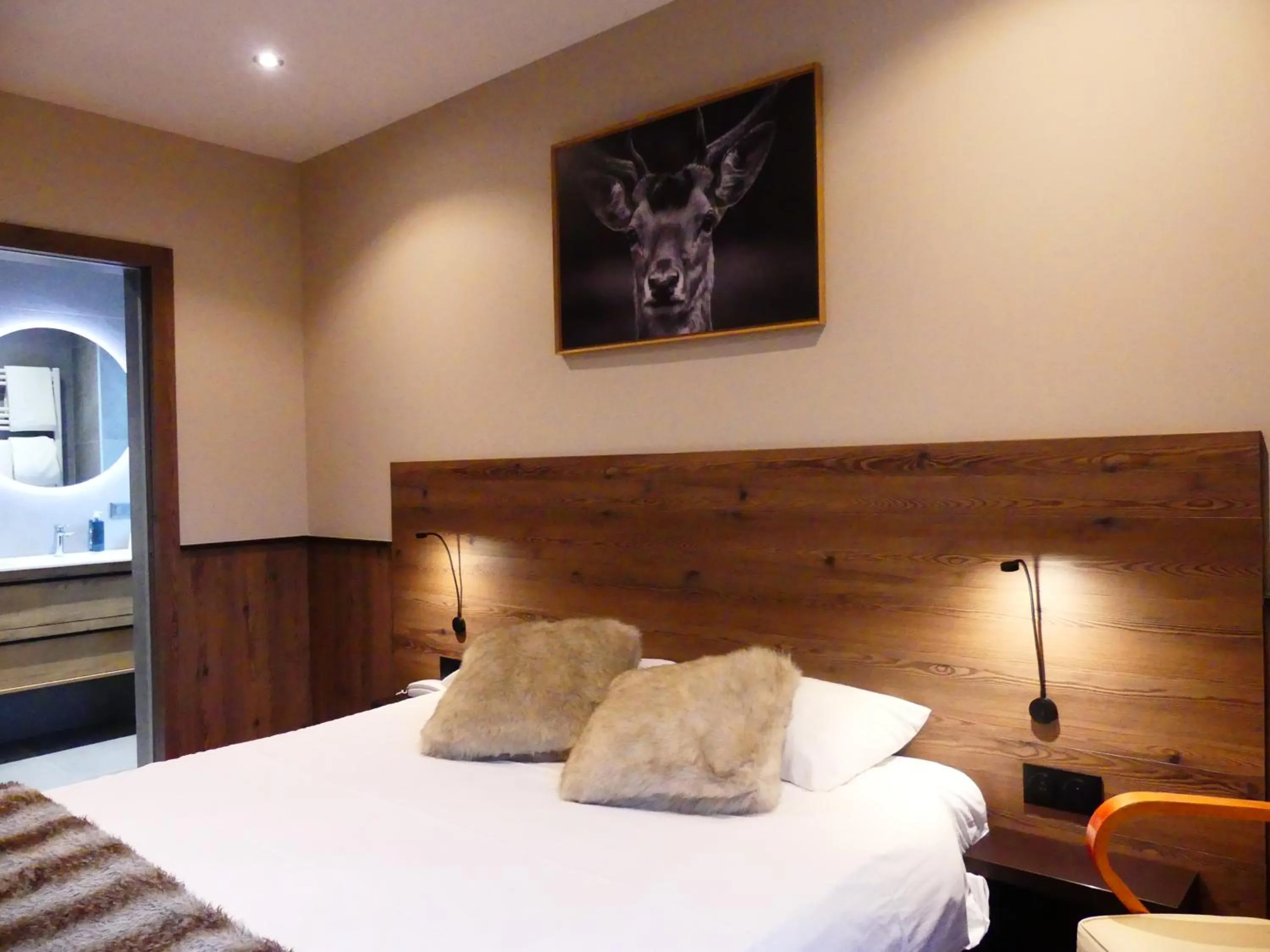 Bed in Logis Hotel Des Bains