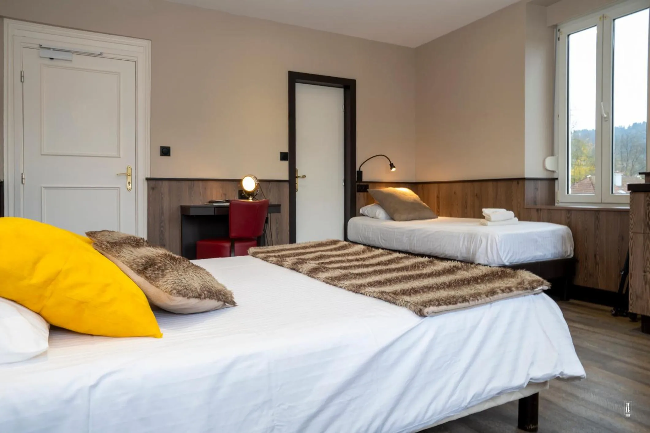 Bed in Logis Hotel Des Bains