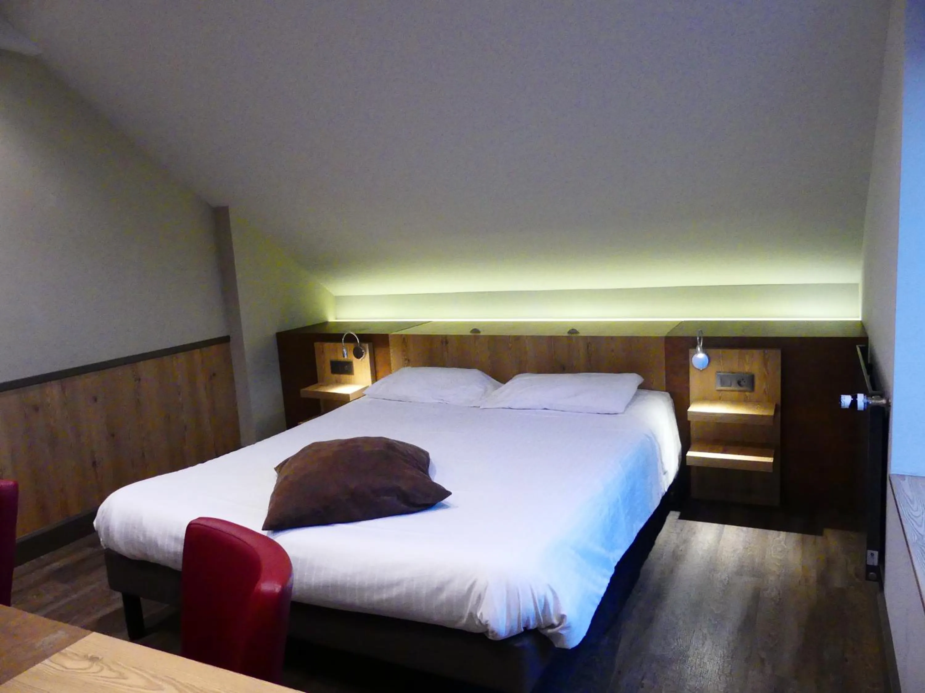 Bedroom, Bed in Logis Hotel Des Bains