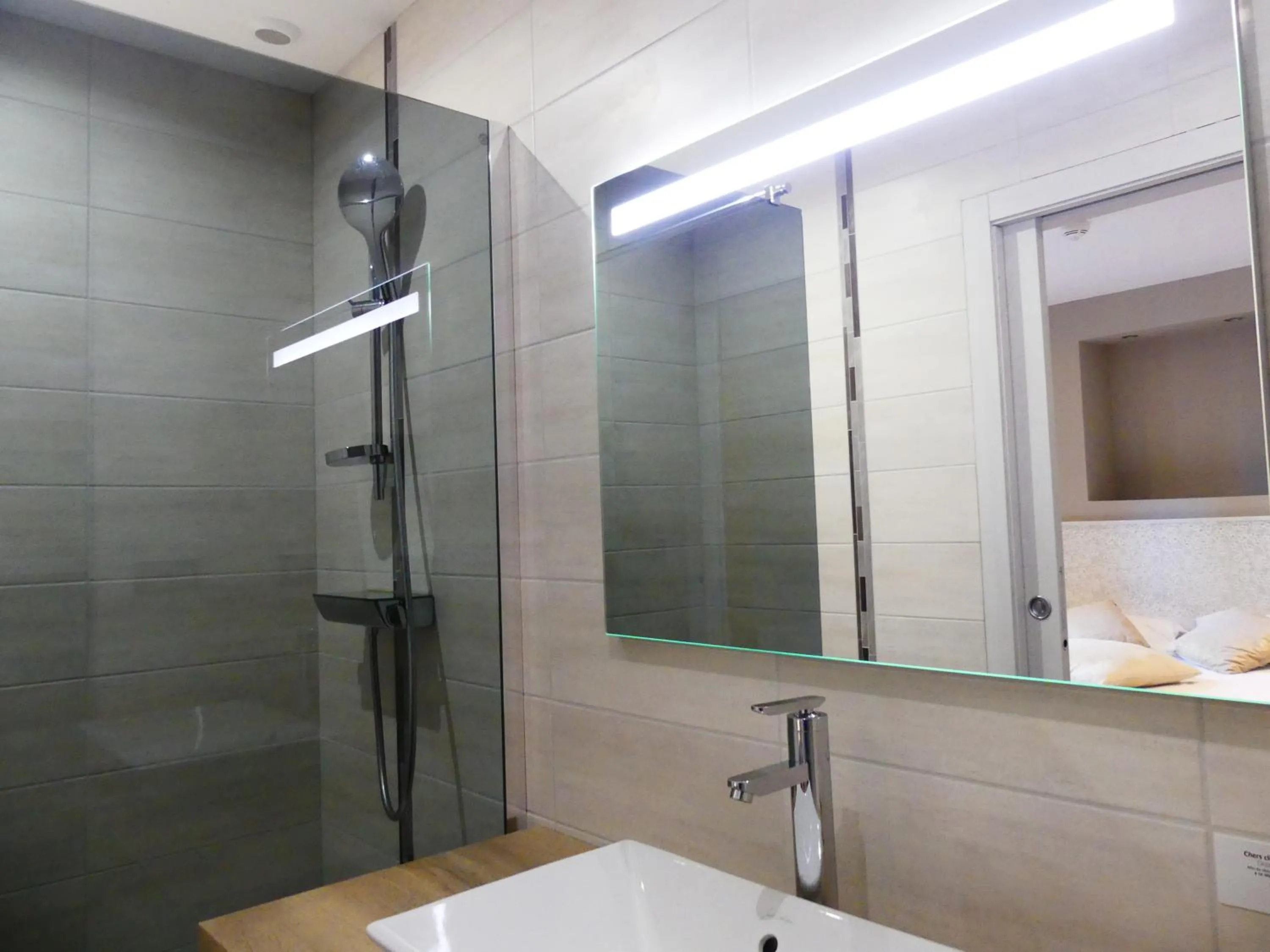 Shower in Logis Hotel Des Bains