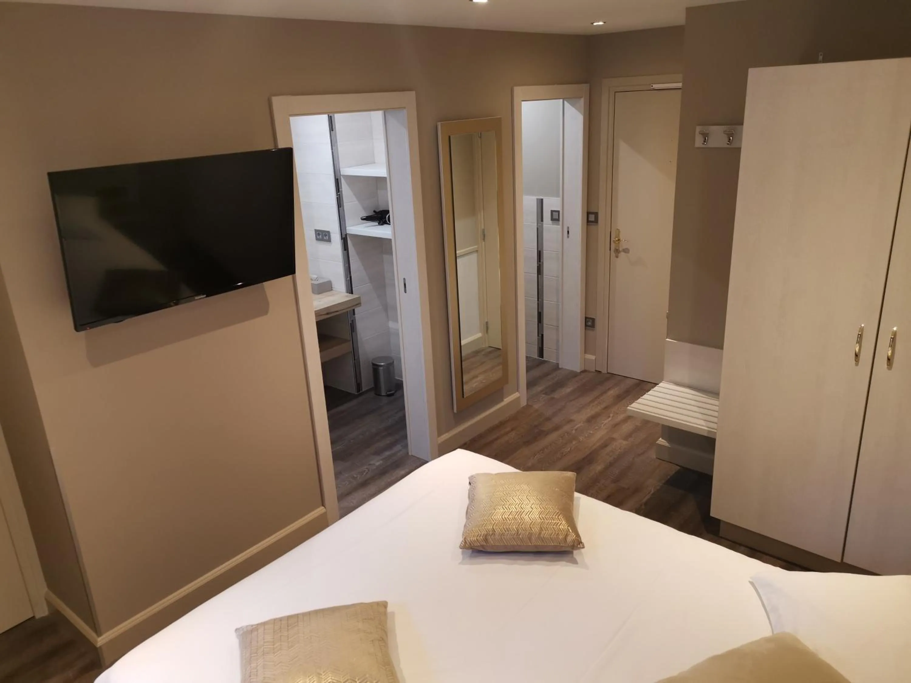 Bedroom, Bed in Logis Hotel Des Bains