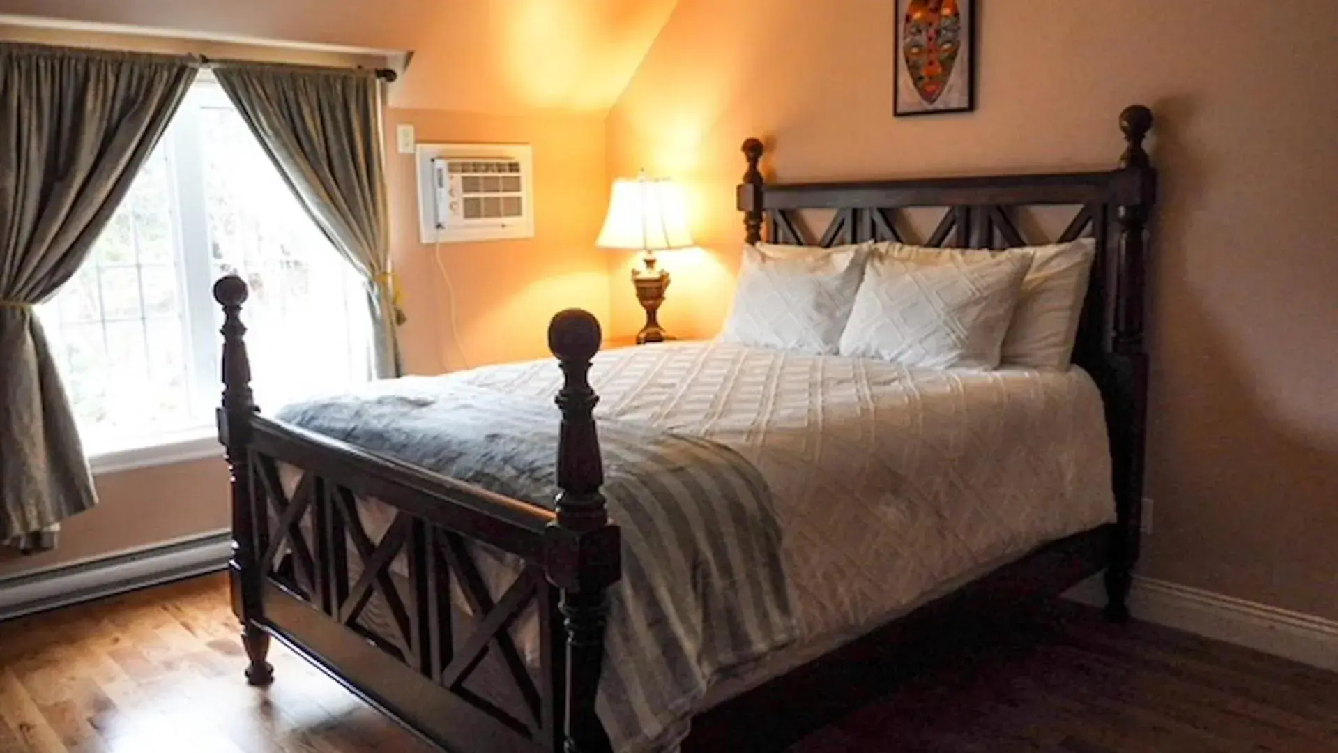 Queen Room - single occupancy in Pathsaala Inn & Restaurant Queen Room - single occupancy in Pathsaala Inn & Restaurant