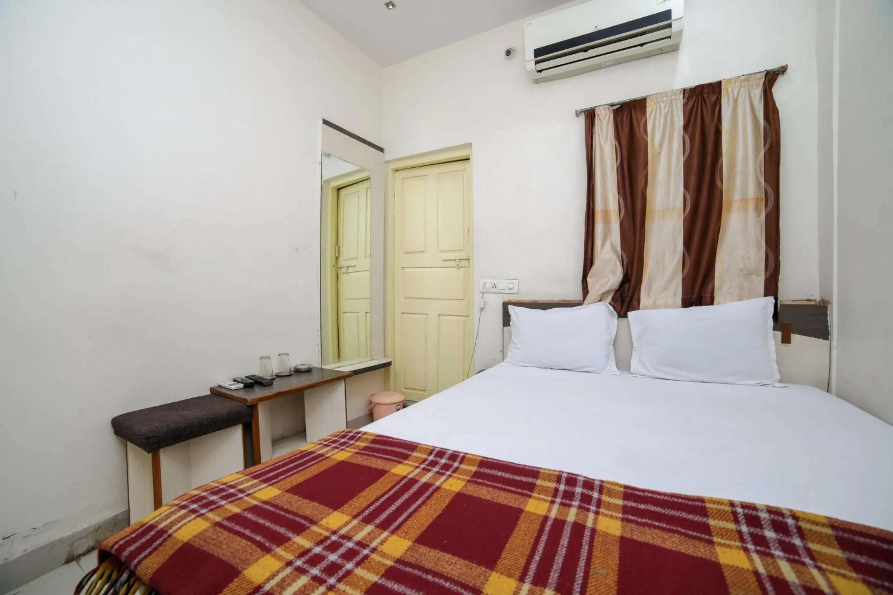 Bedroom, Bed in SPOT ON Shraddha Hotel