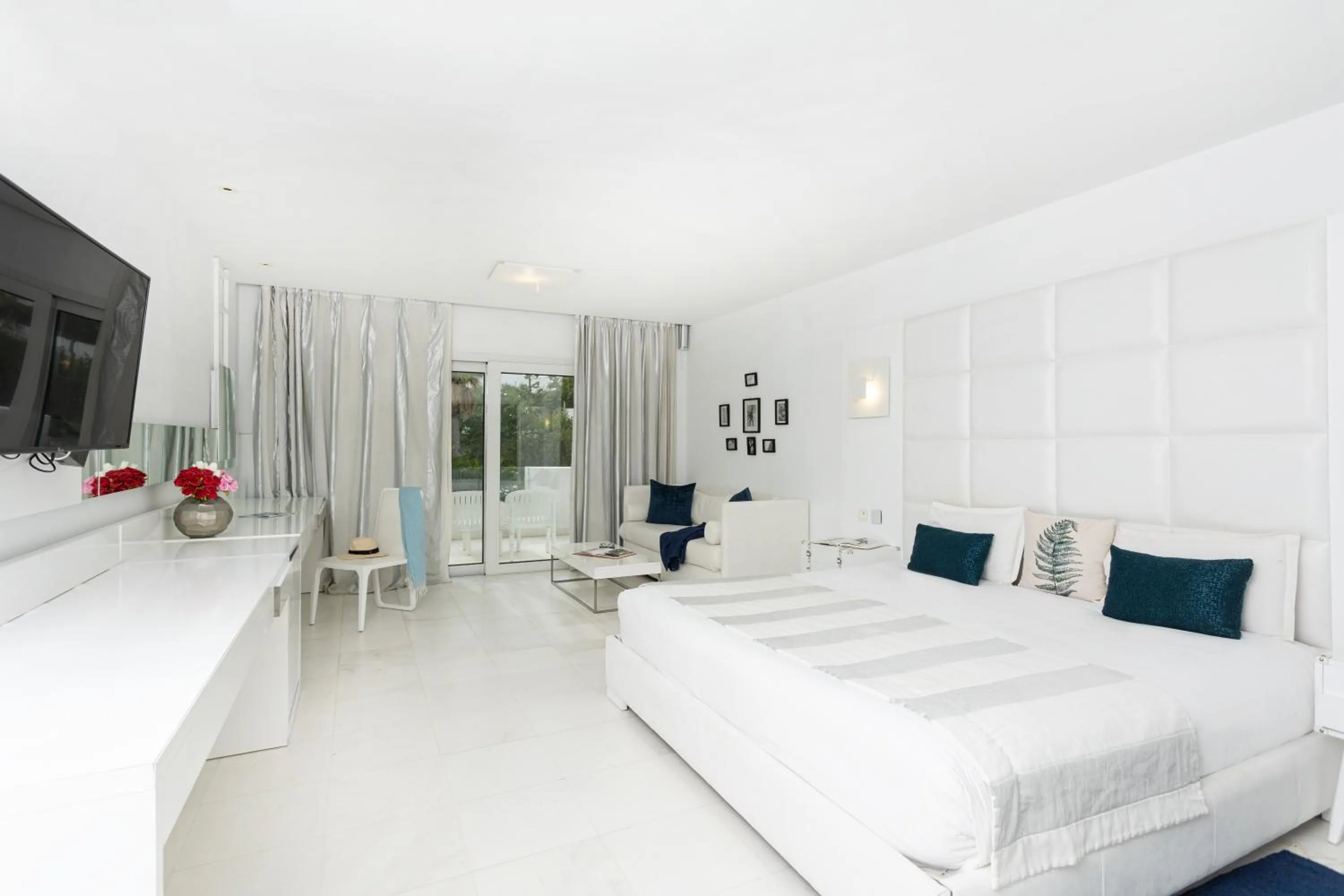 Photo of the whole room, Bed in La Tour Blanche