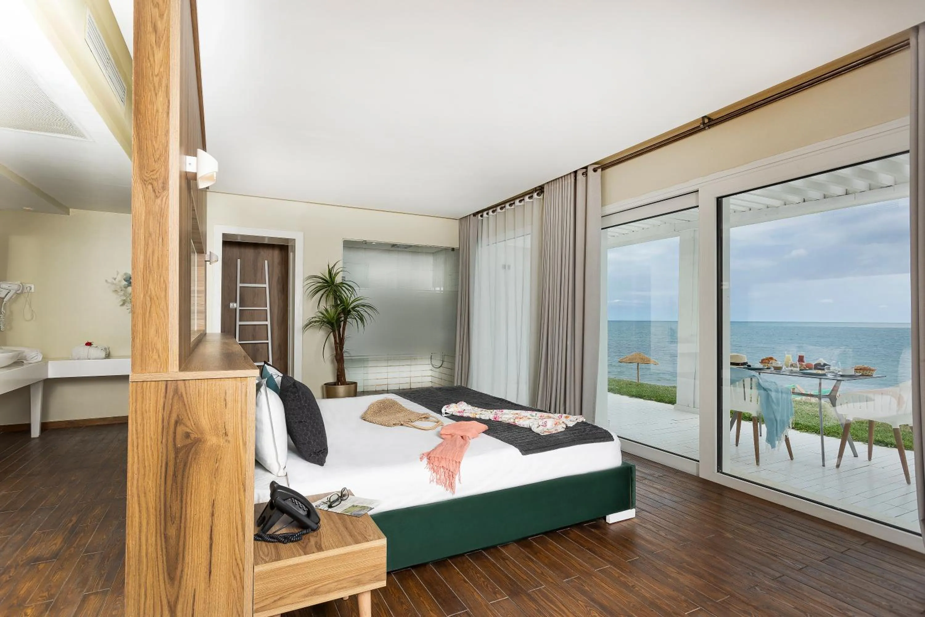 Balcony/Terrace, Bed in La Tour Blanche