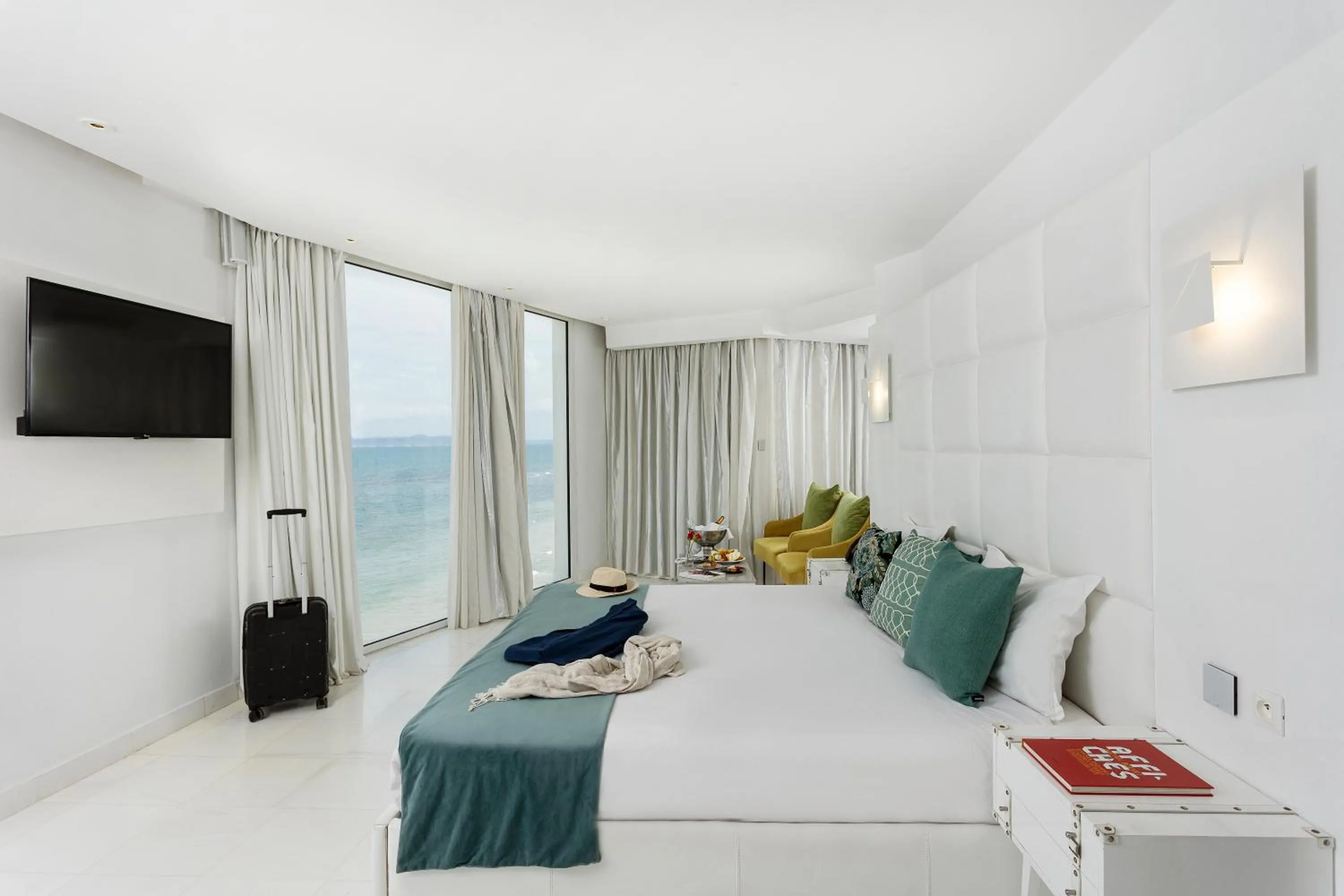 Communal lounge/ TV room, Bed in La Tour Blanche