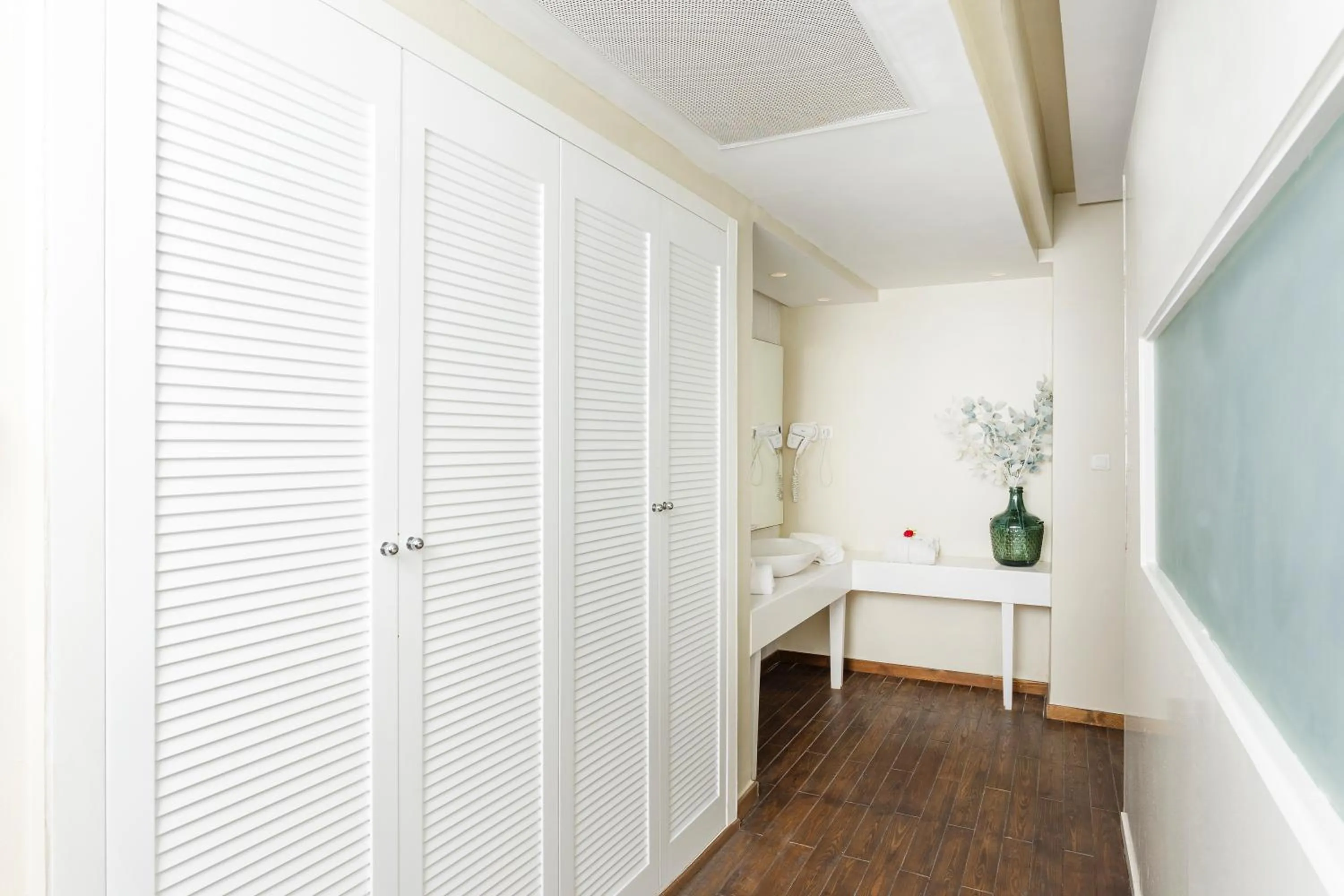 wardrobe in La Tour Blanche