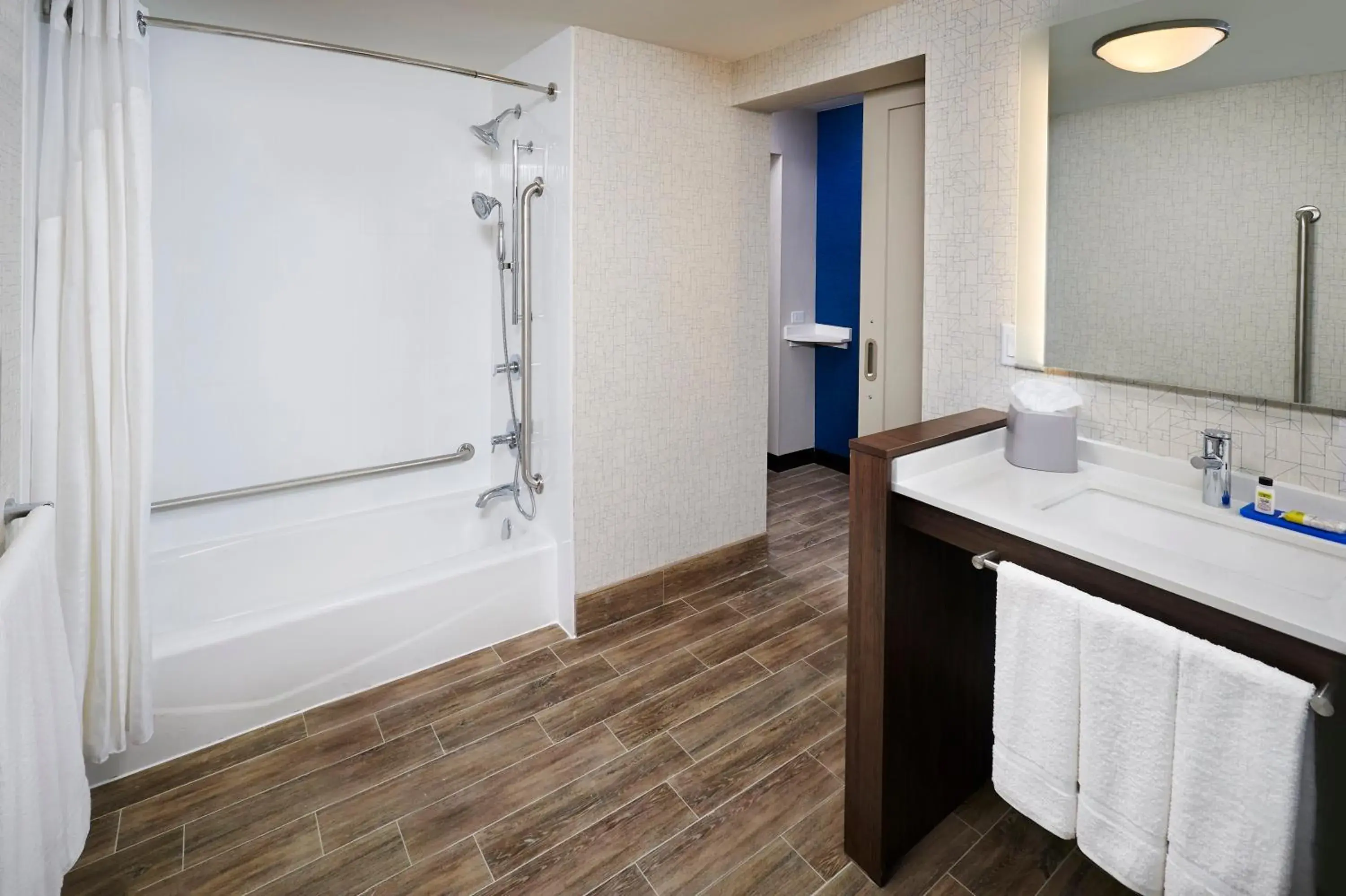 Queen Room with Two Queen Beds - Mobility Access Tub/Non-Smoking in Holiday Inn Express - Sarnia - Point Edward by IHG Queen Room with Two Queen Beds - Mobility Access Tub/Non-Smoking in Holiday Inn Express - Sarnia - Point Edward by IHG