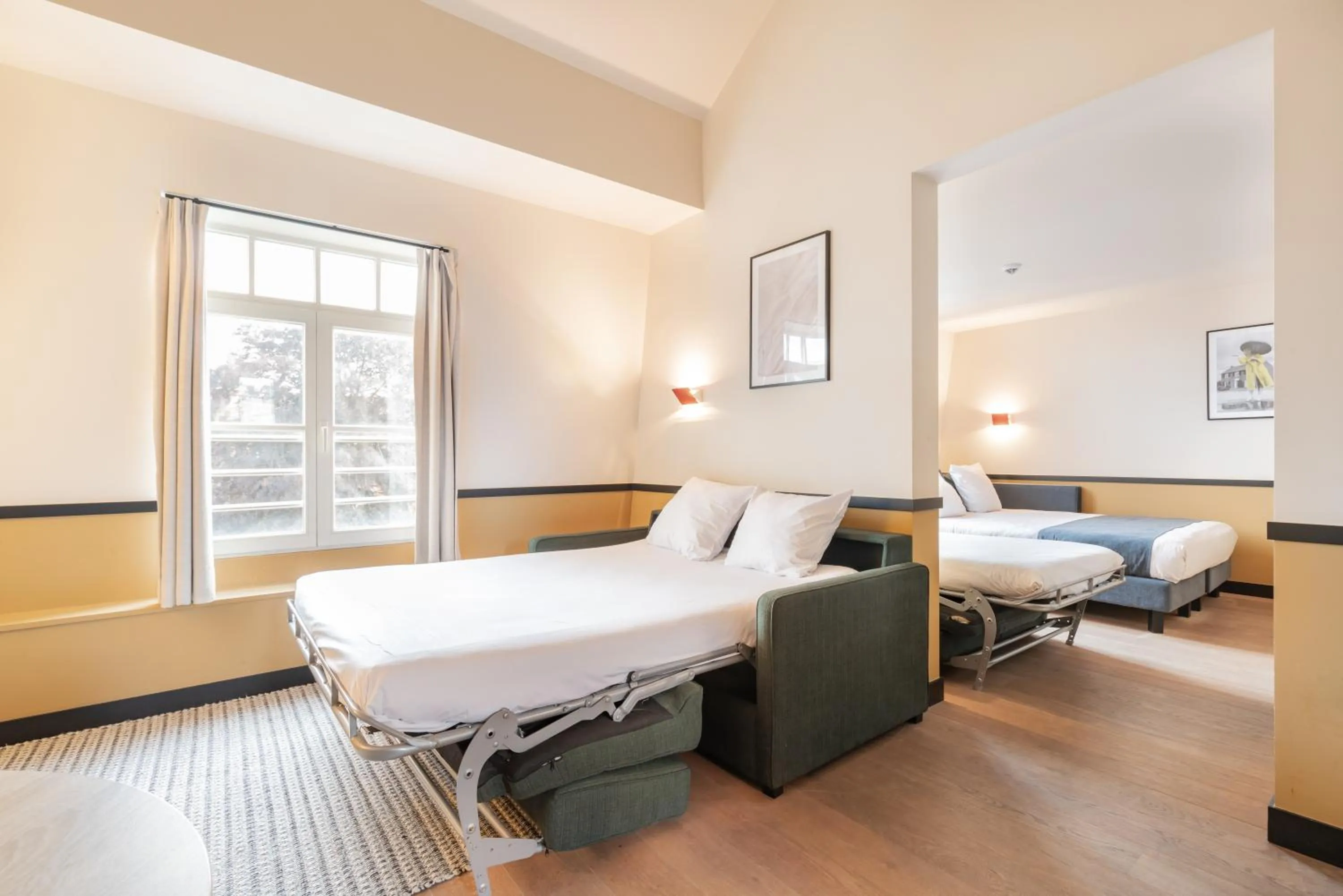 Kitchen or kitchenette, Bed in Getaway Studios Gent