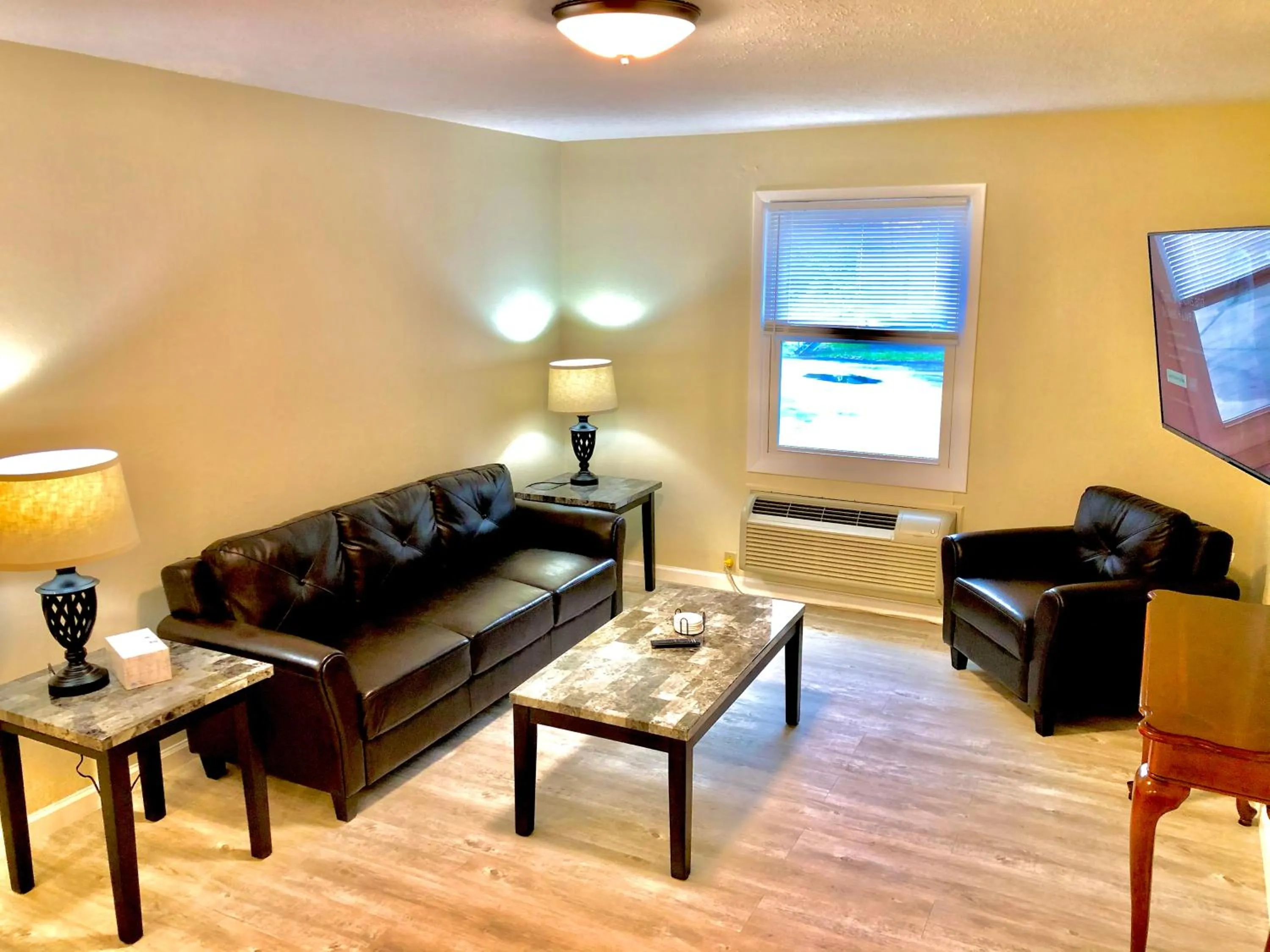 Living room in Bicentennial Inn