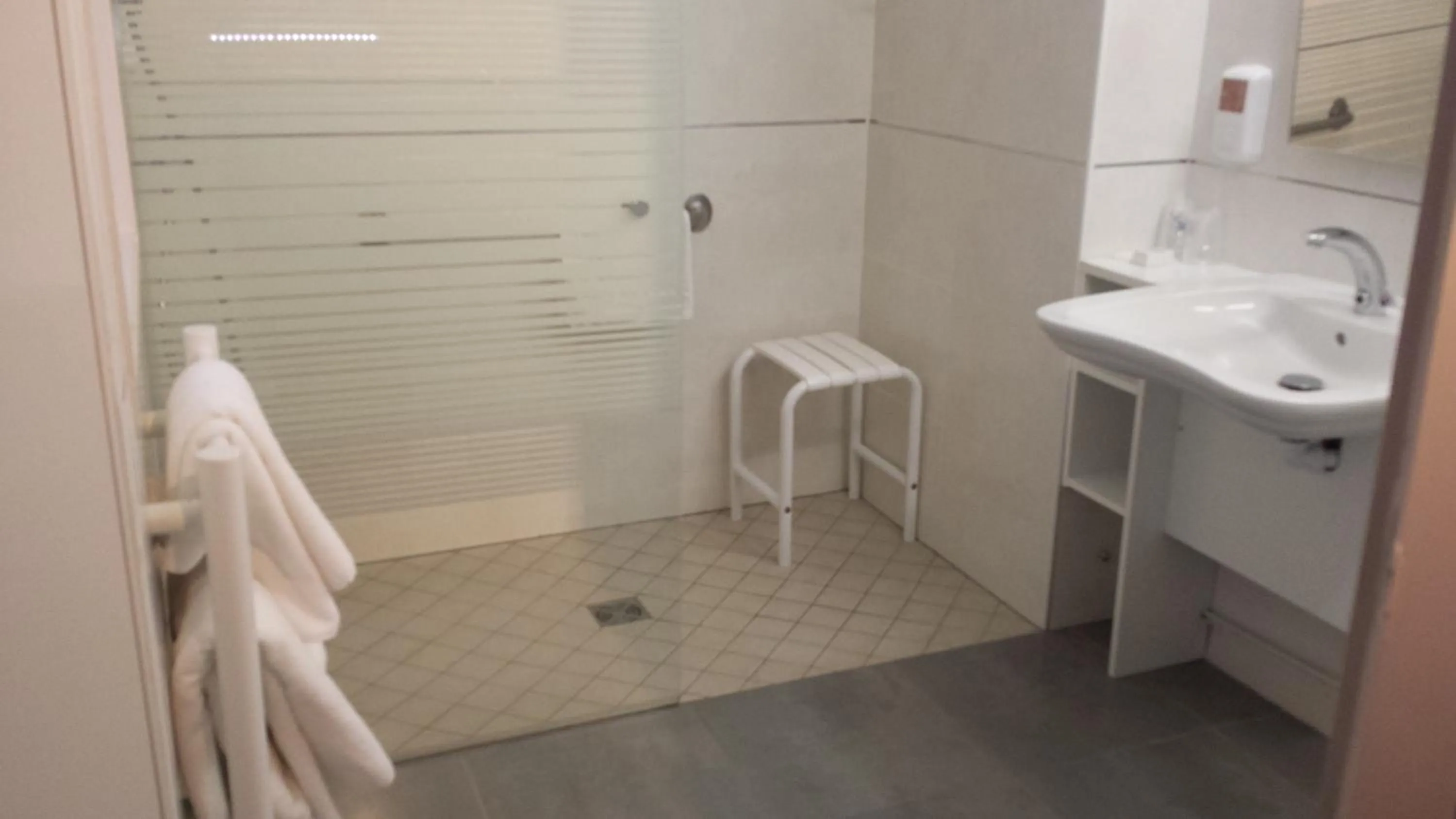 Bathroom in The Originals City, Hôtel Alizéa, Le Mans Nord