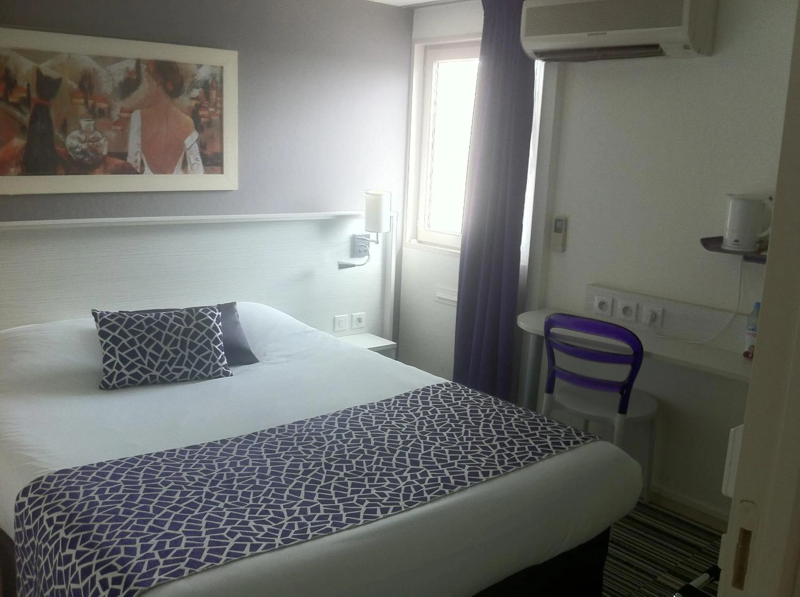 Bedroom, Bed in The Originals City, Hôtel Alizéa, Le Mans Nord