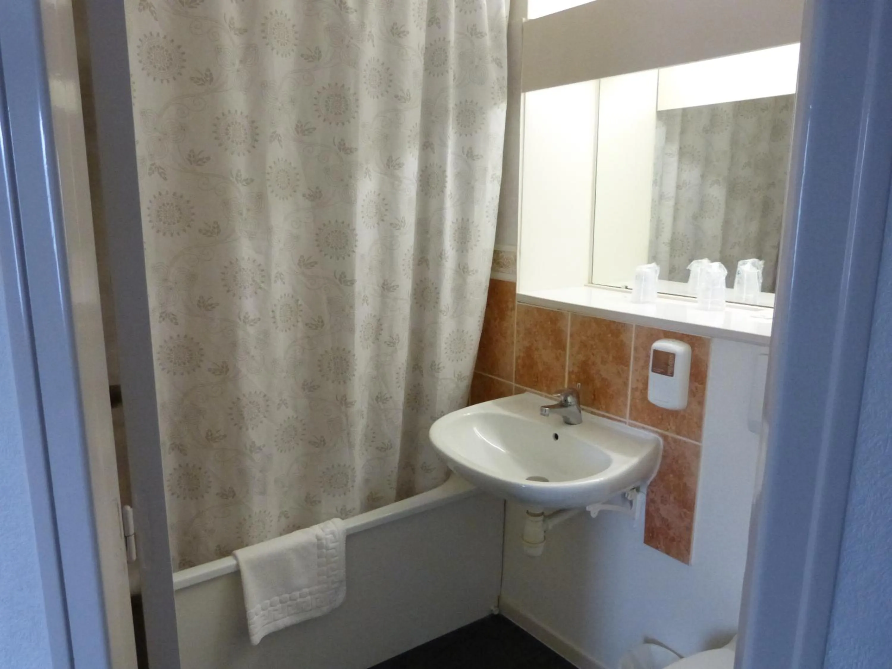 Bathroom in The Originals City, Hôtel Alizéa, Le Mans Nord