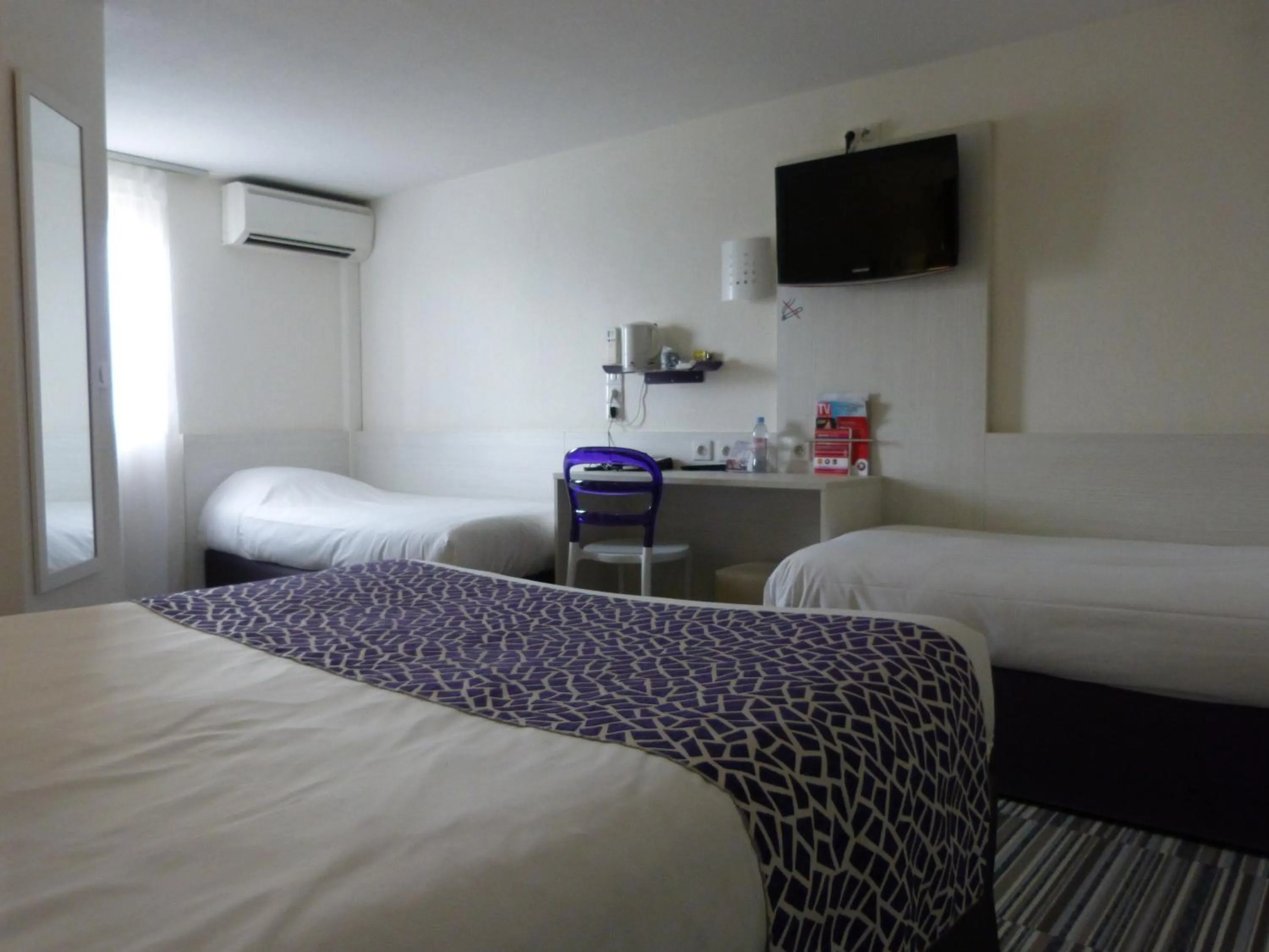 Bedroom, Bed in The Originals City, Hôtel Alizéa, Le Mans Nord