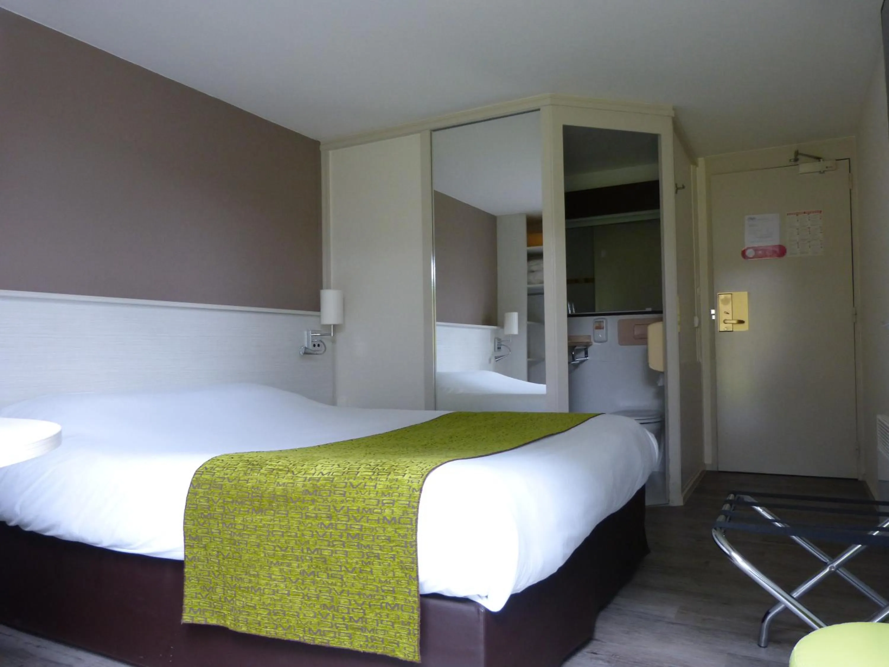 Bedroom, Bed in The Originals City, Hôtel Alizéa, Le Mans Nord