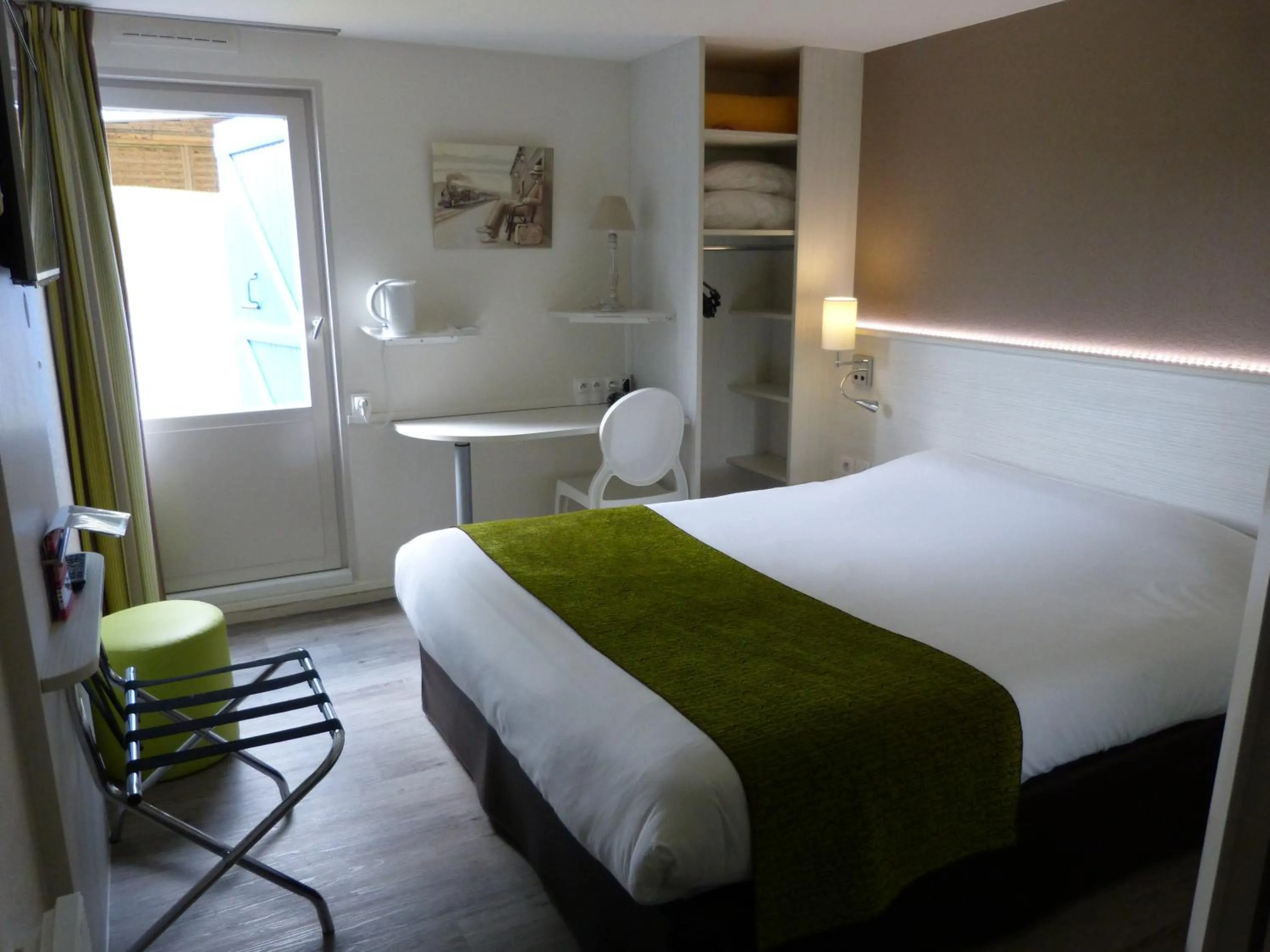 Bedroom, Bed in The Originals City, Hôtel Alizéa, Le Mans Nord