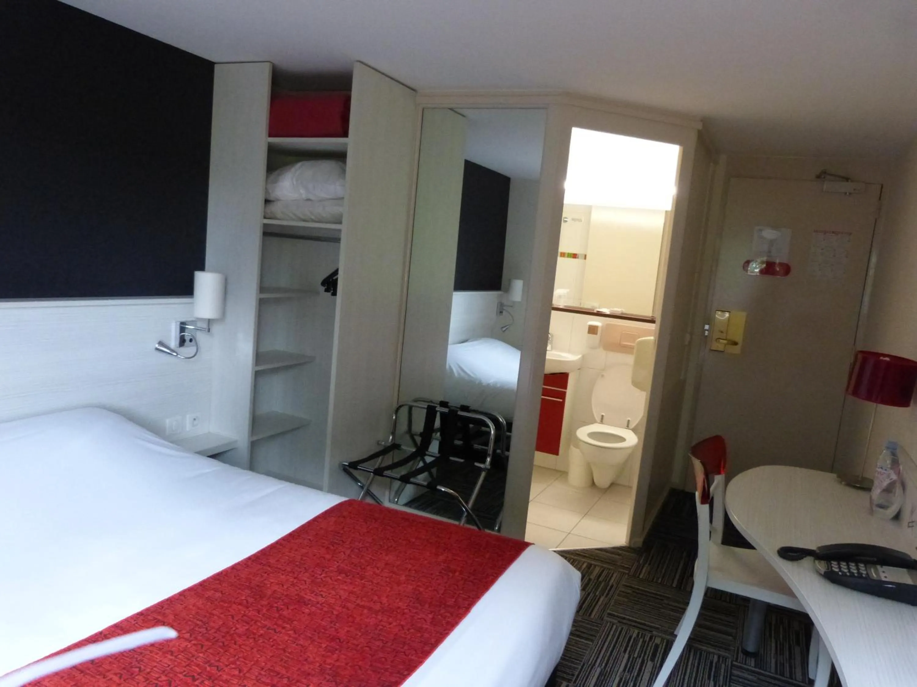 Bedroom, Bed in The Originals City, Hôtel Alizéa, Le Mans Nord