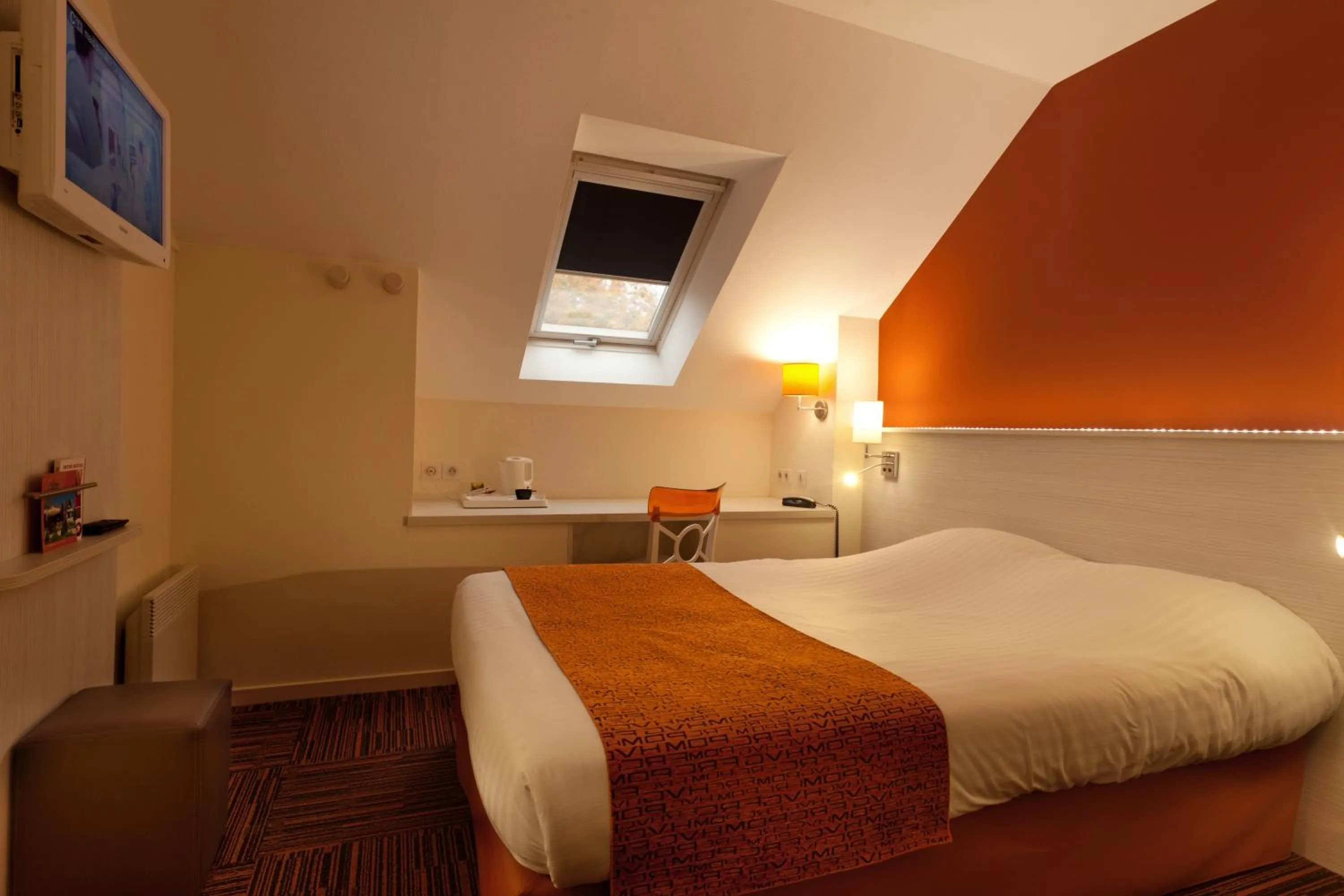 Photo of the whole room, Bed in The Originals City, Hôtel Alizéa, Le Mans Nord