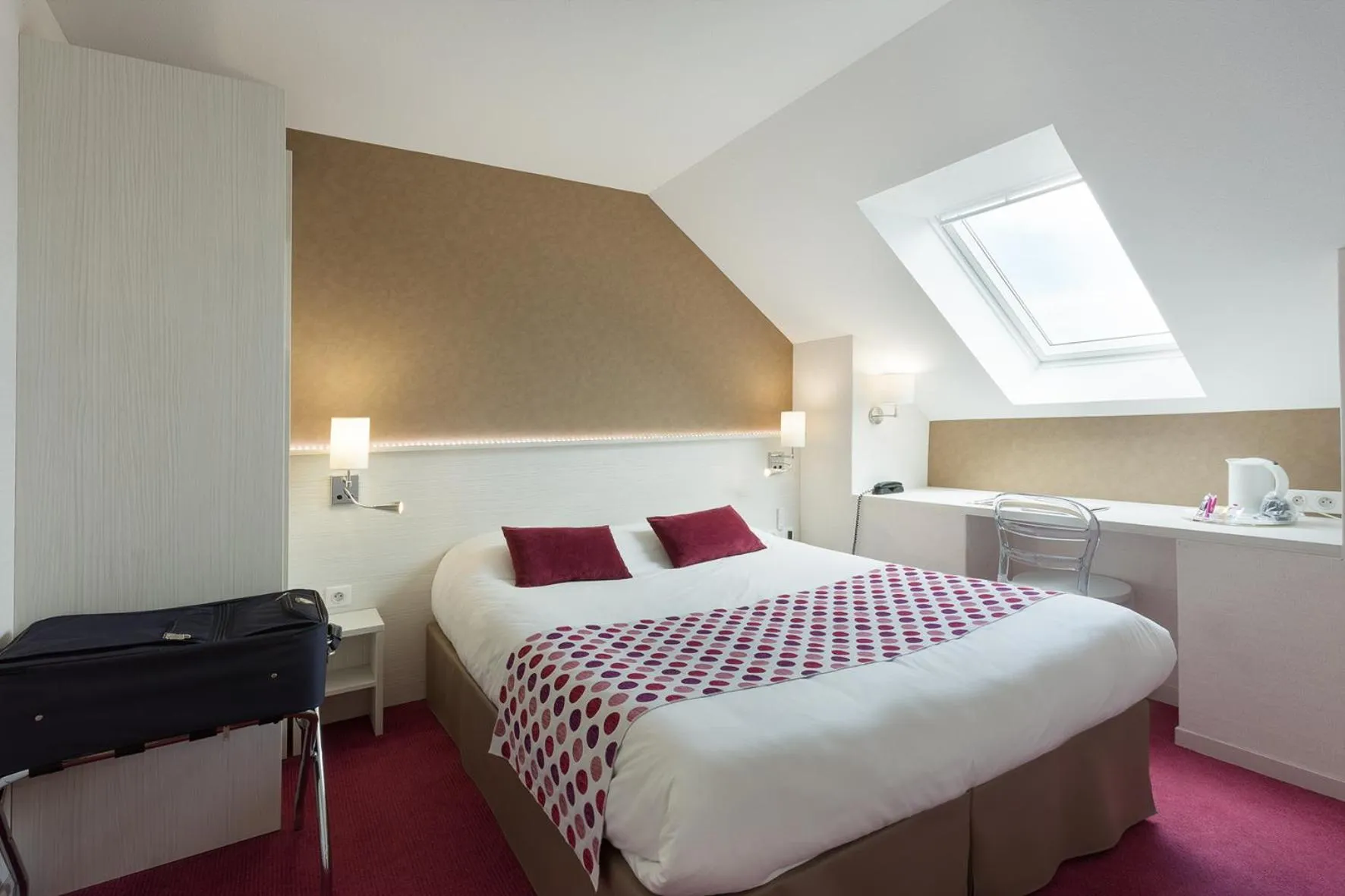 Bedroom, Bed in The Originals City, Hôtel Alizéa, Le Mans Nord