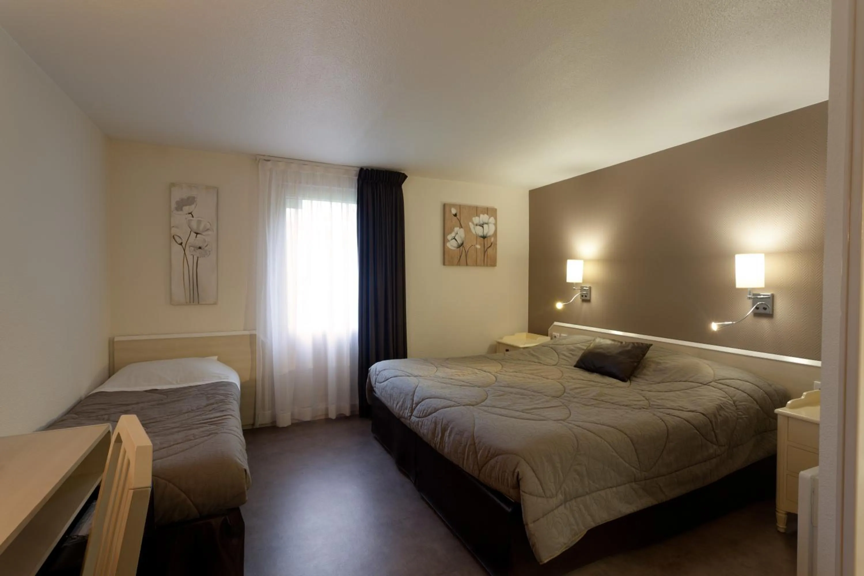 Bedroom, Bed in The Originals City, Hôtel Alizéa, Le Mans Nord