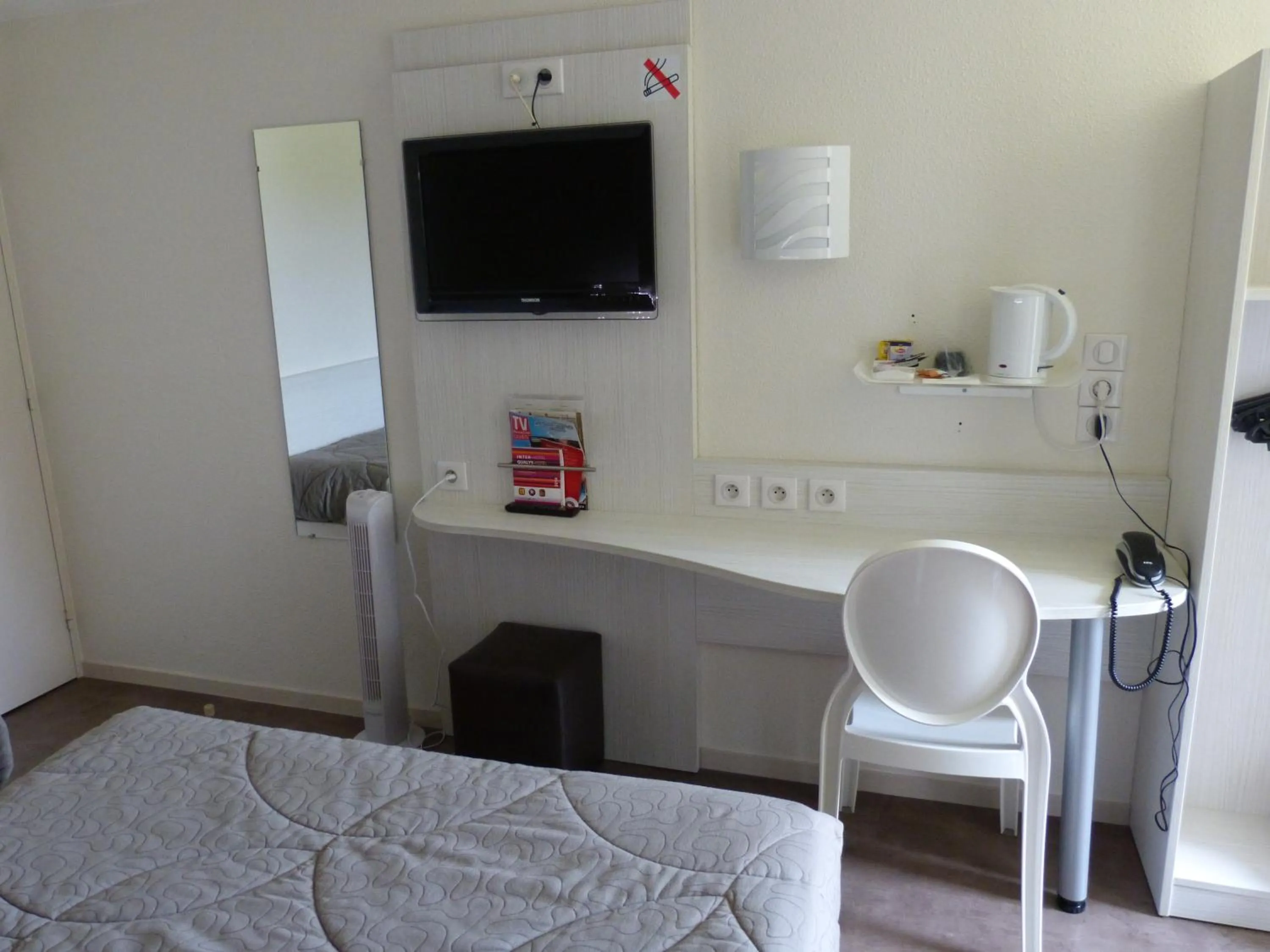 Seating area, Bed in The Originals City, Hôtel Alizéa, Le Mans Nord