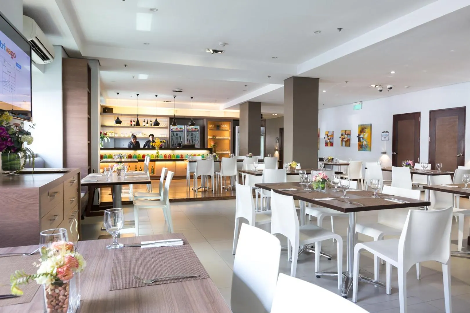 Restaurant/places to eat in Microtel by Wyndham Acropolis