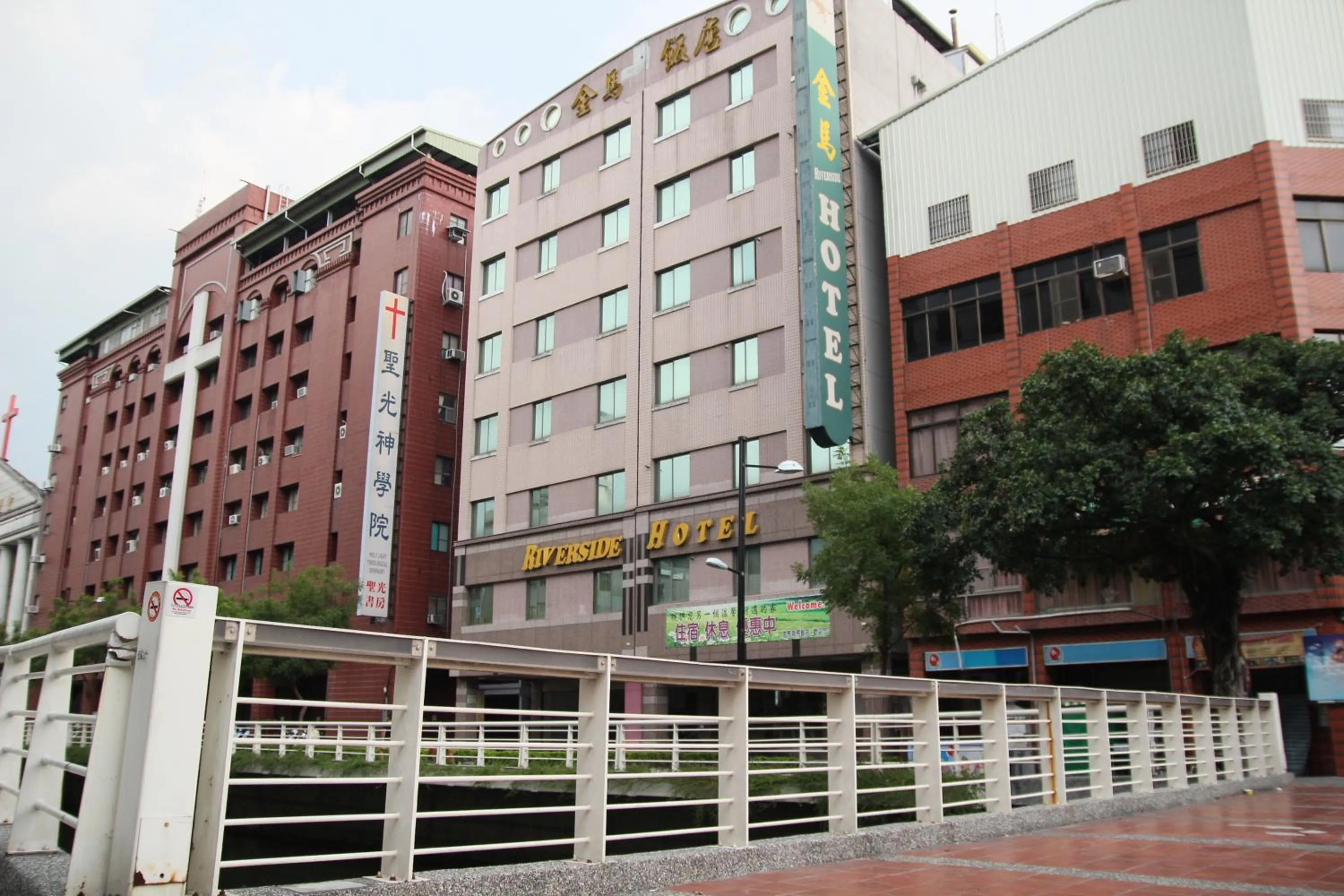Facade/entrance in 金馬大飯店 Riverside Hotel