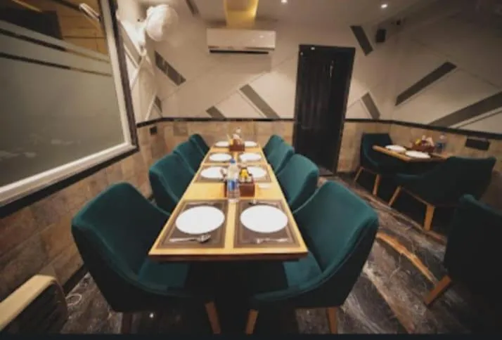 Restaurant/places to eat in Hotel Stay Well Dx