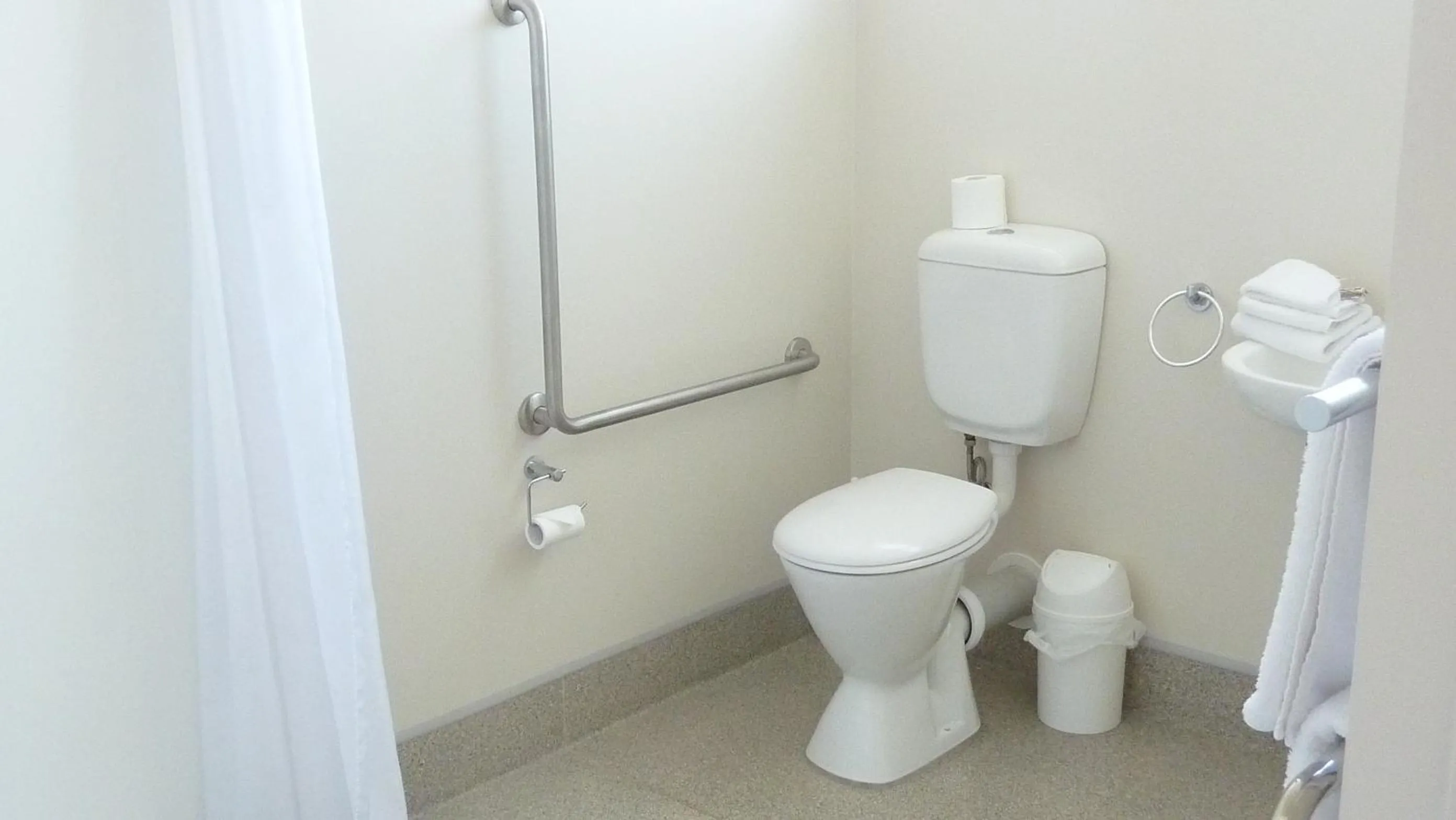 Shower in Colonial Inn Motel