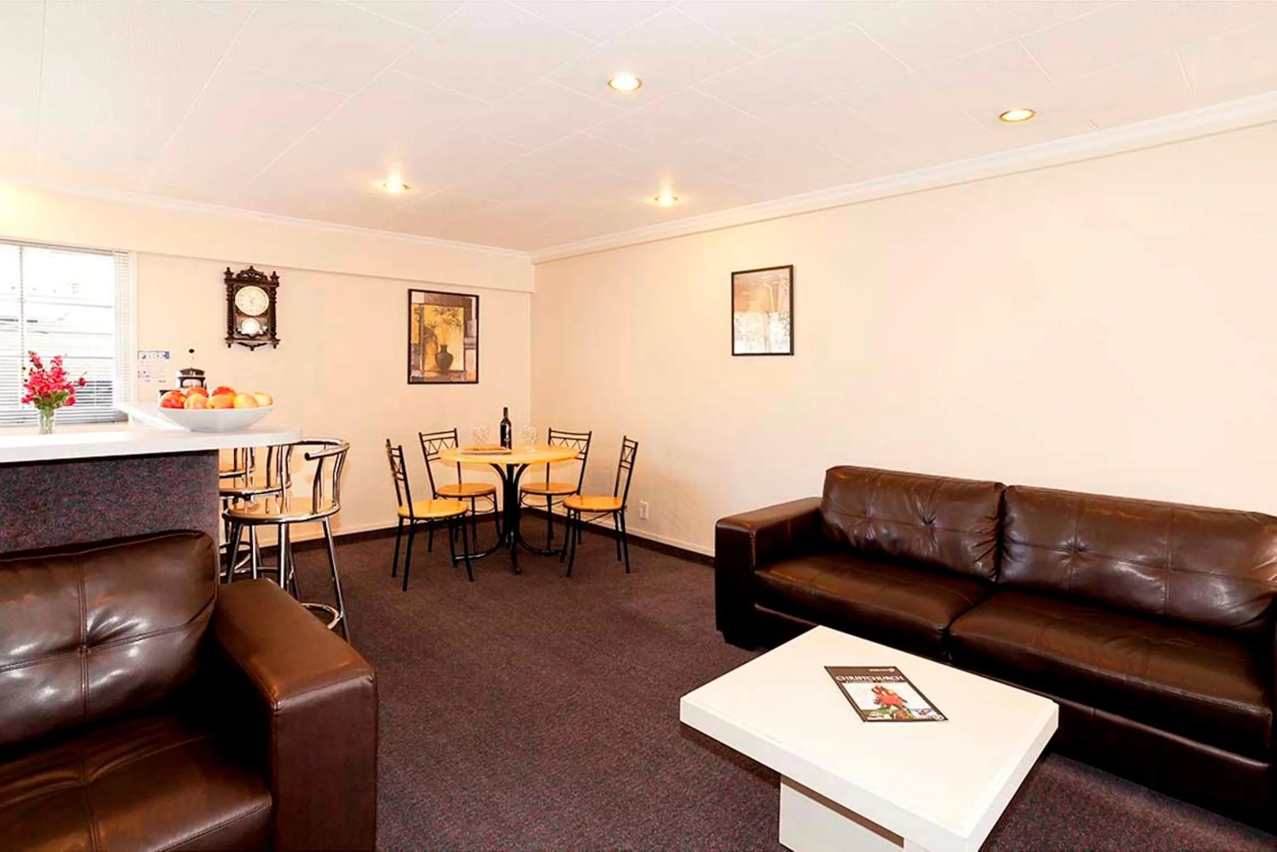 Living room in Colonial Inn Motel