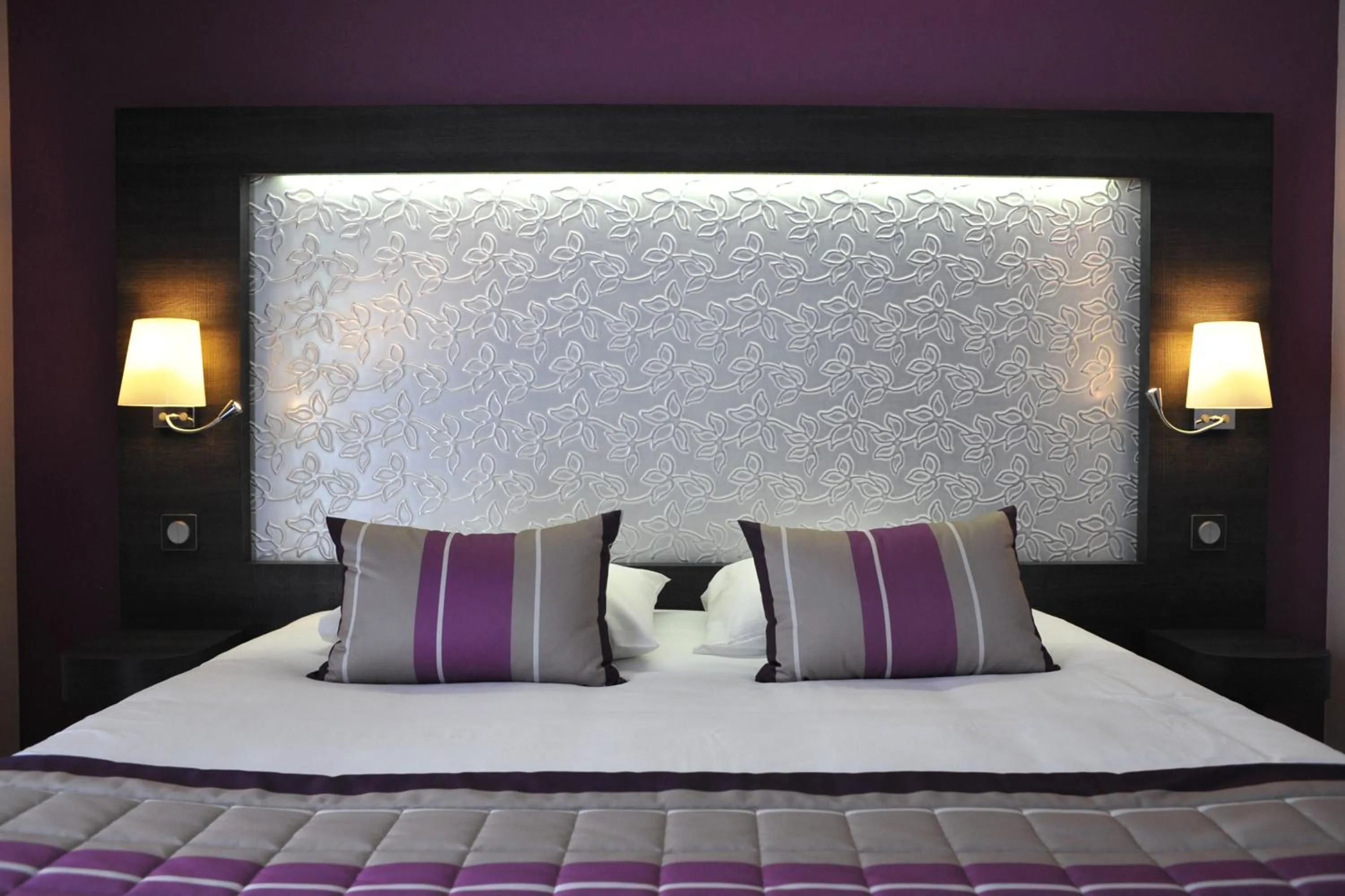 Bed in The Originals Boutique, Hôtel Le Lion d'Or, Fougères Ouest