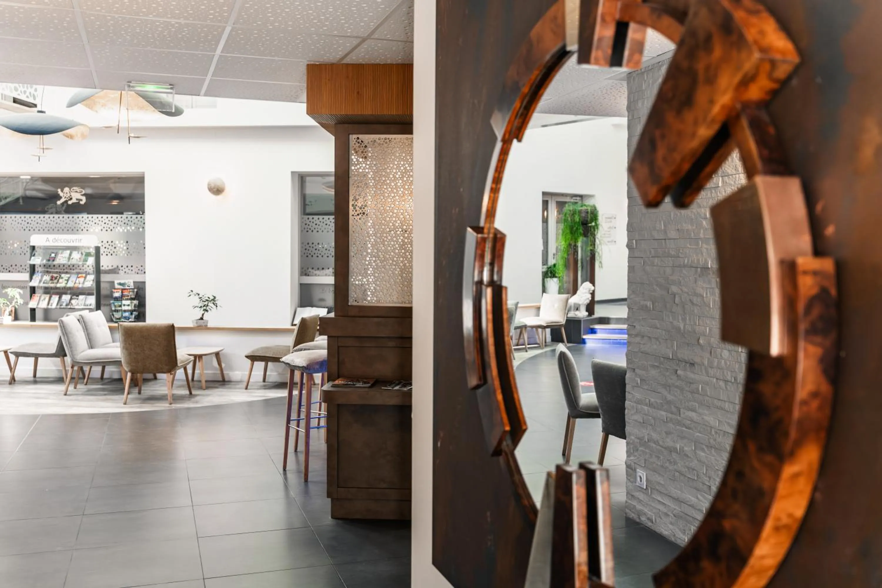 Lobby or reception in The Originals Boutique, Hôtel Le Lion d'Or, Fougères Ouest