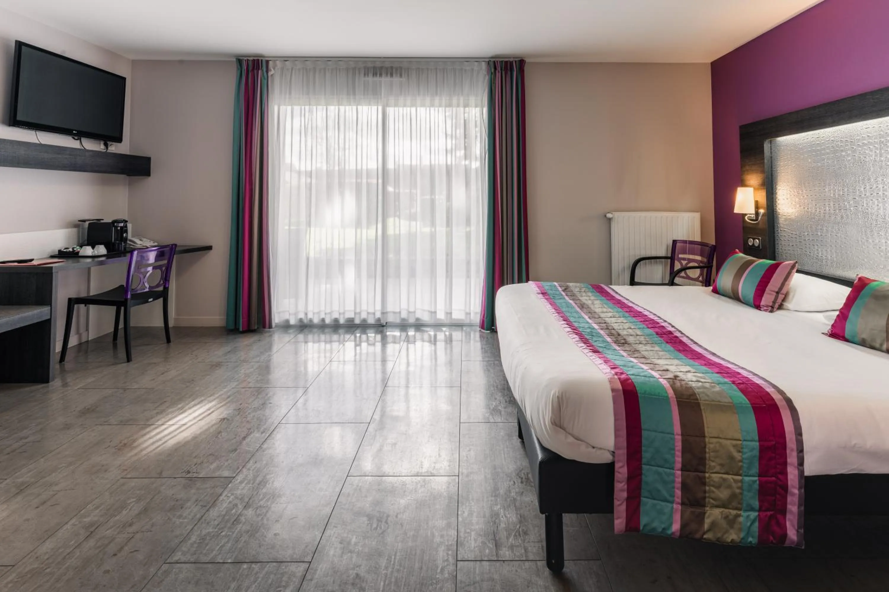 Bedroom, Bed in The Originals Boutique, Hôtel Le Lion d'Or, Fougères Ouest