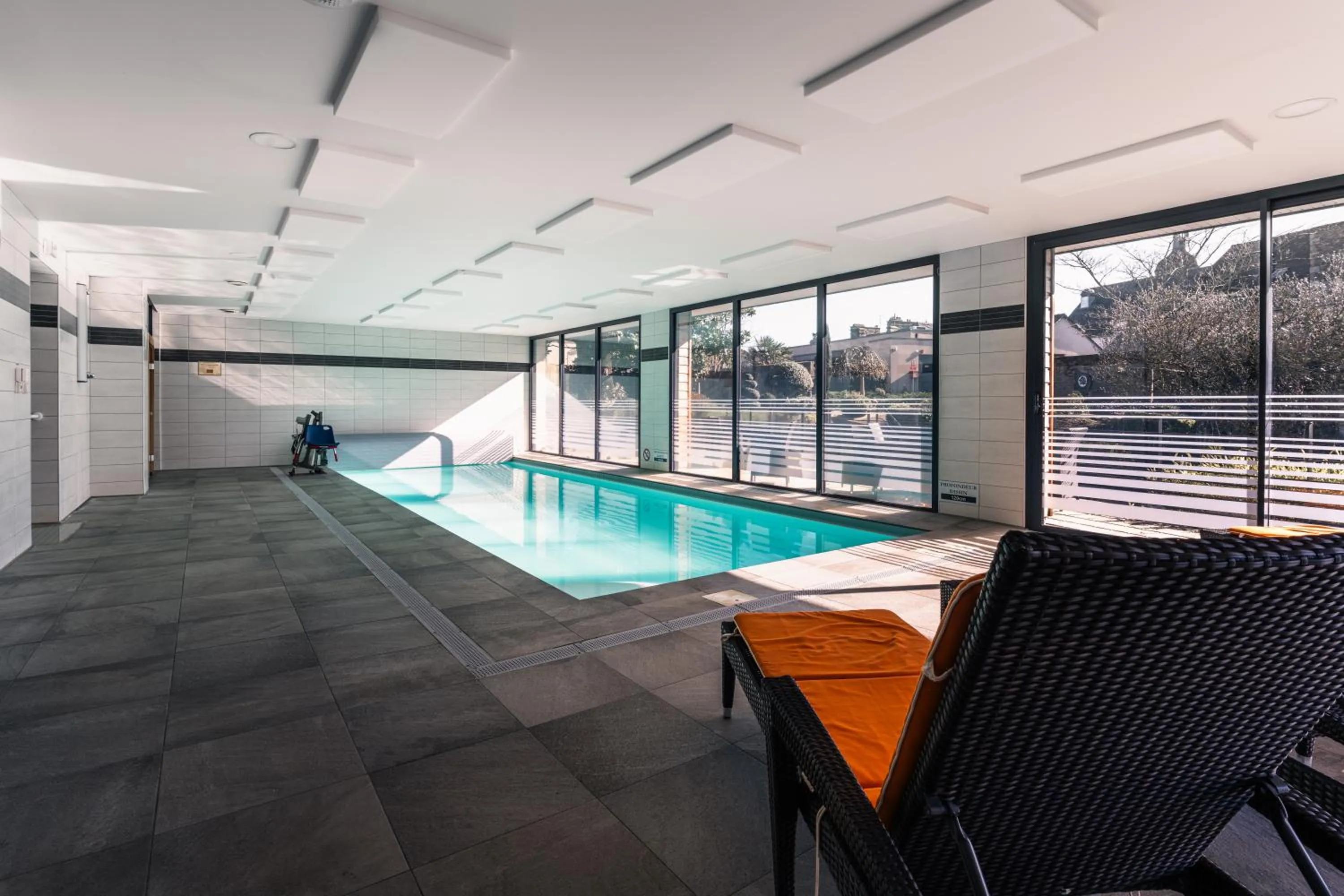 Swimming pool in The Originals Boutique, Hôtel Le Lion d'Or, Fougères Ouest