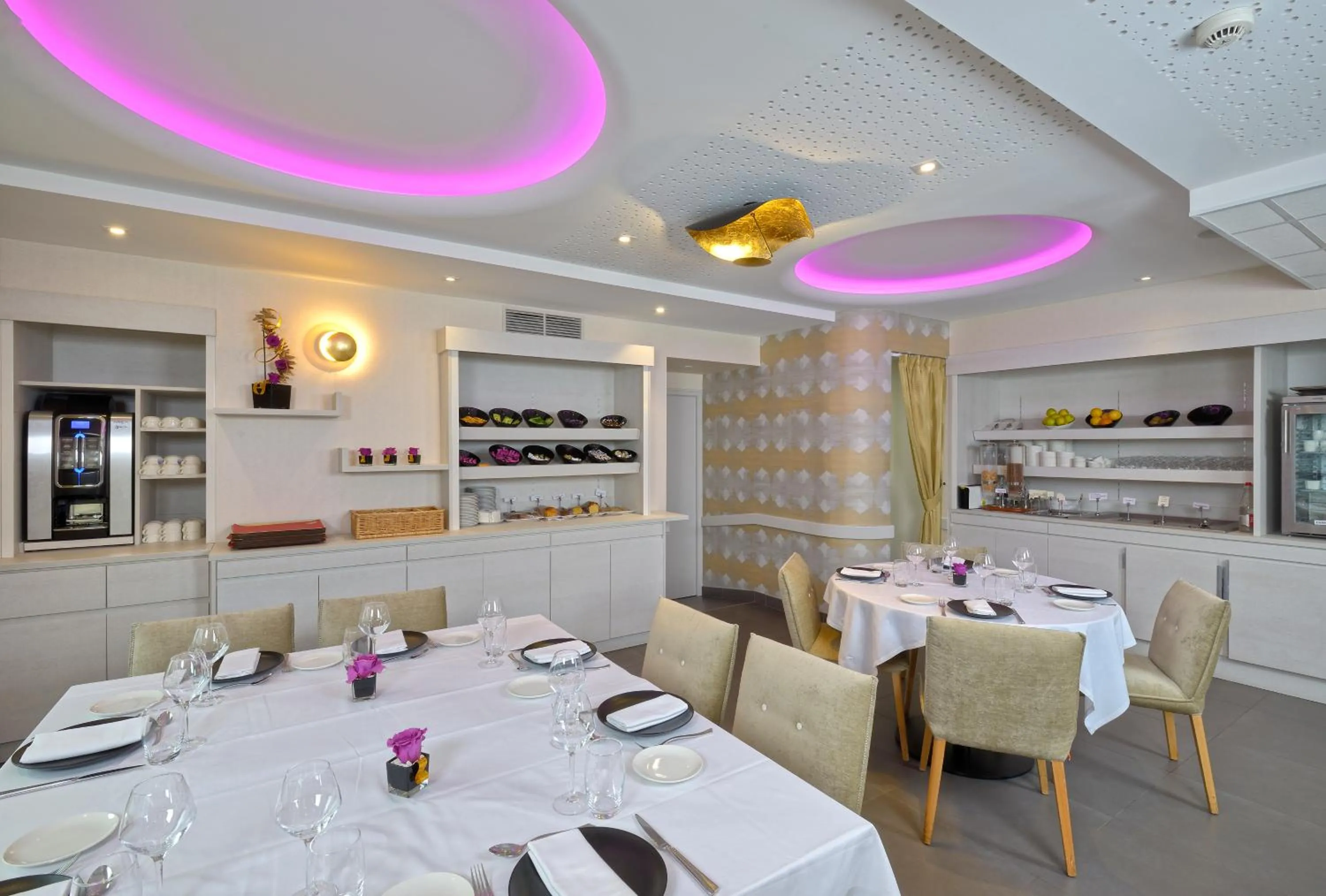 Breakfast in The Originals Boutique, Hôtel Le Lion d'Or, Fougères Ouest