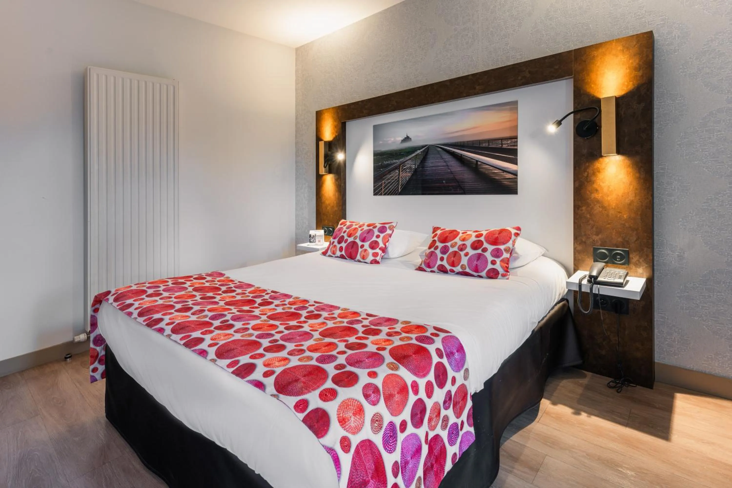 Bed in The Originals Boutique, Hôtel Le Lion d'Or, Fougères Ouest