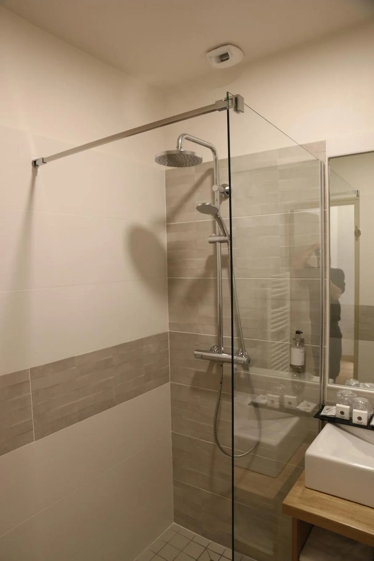 Shower in The Originals Boutique, Hôtel Le Lion d'Or, Fougères Ouest