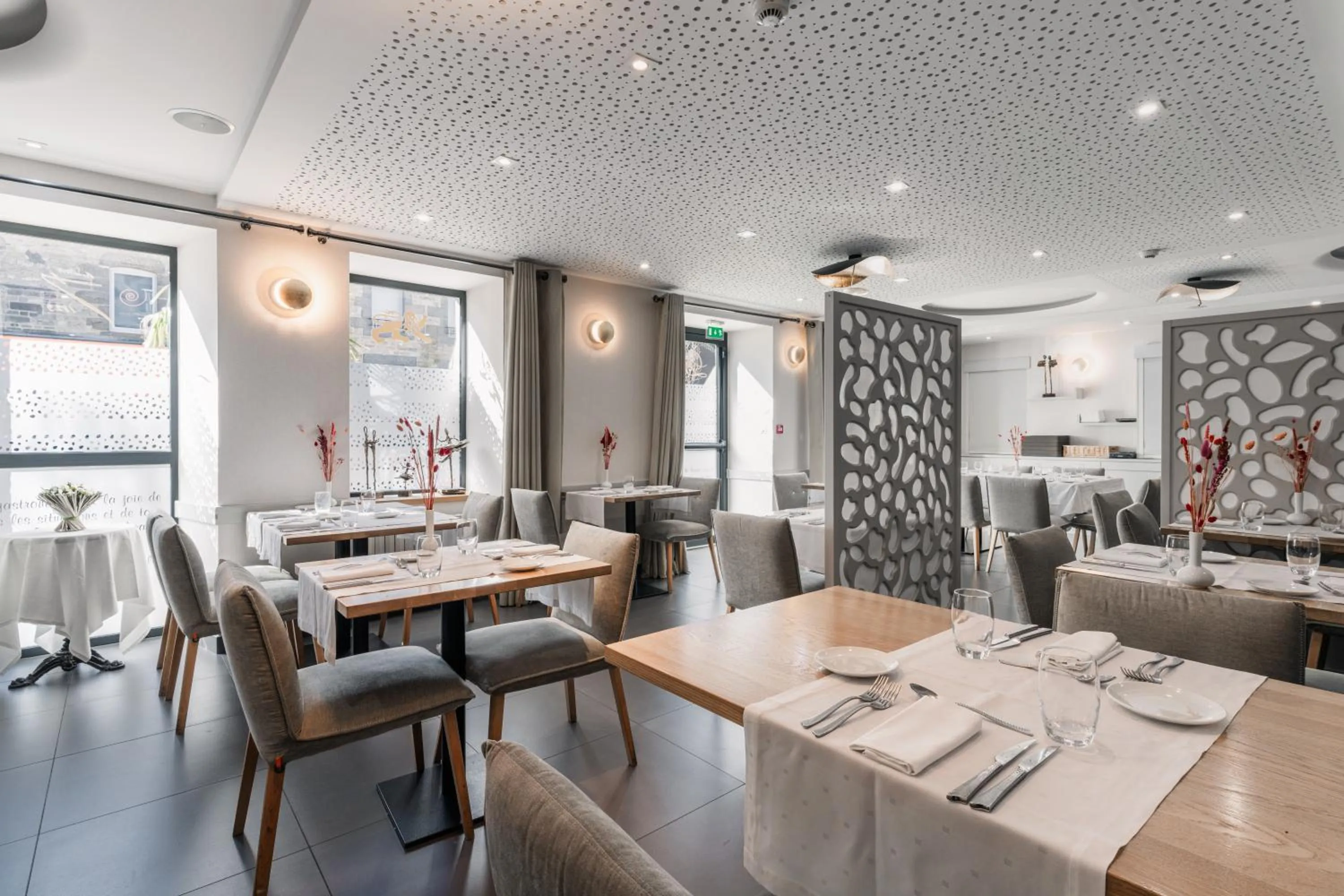 Restaurant/places to eat in The Originals Boutique, Hôtel Le Lion d'Or, Fougères Ouest