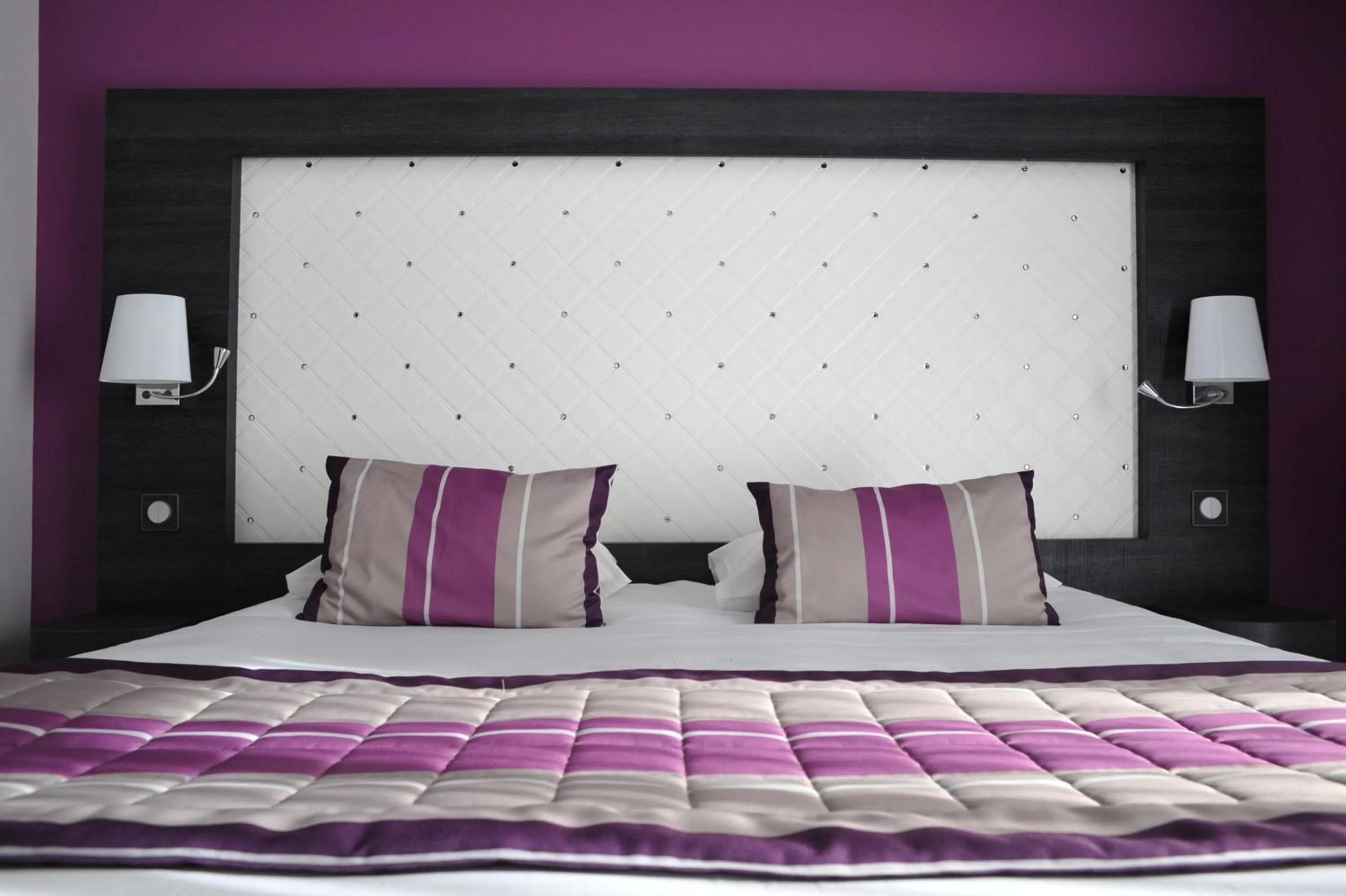 Bed in The Originals Boutique, Hôtel Le Lion d'Or, Fougères Ouest