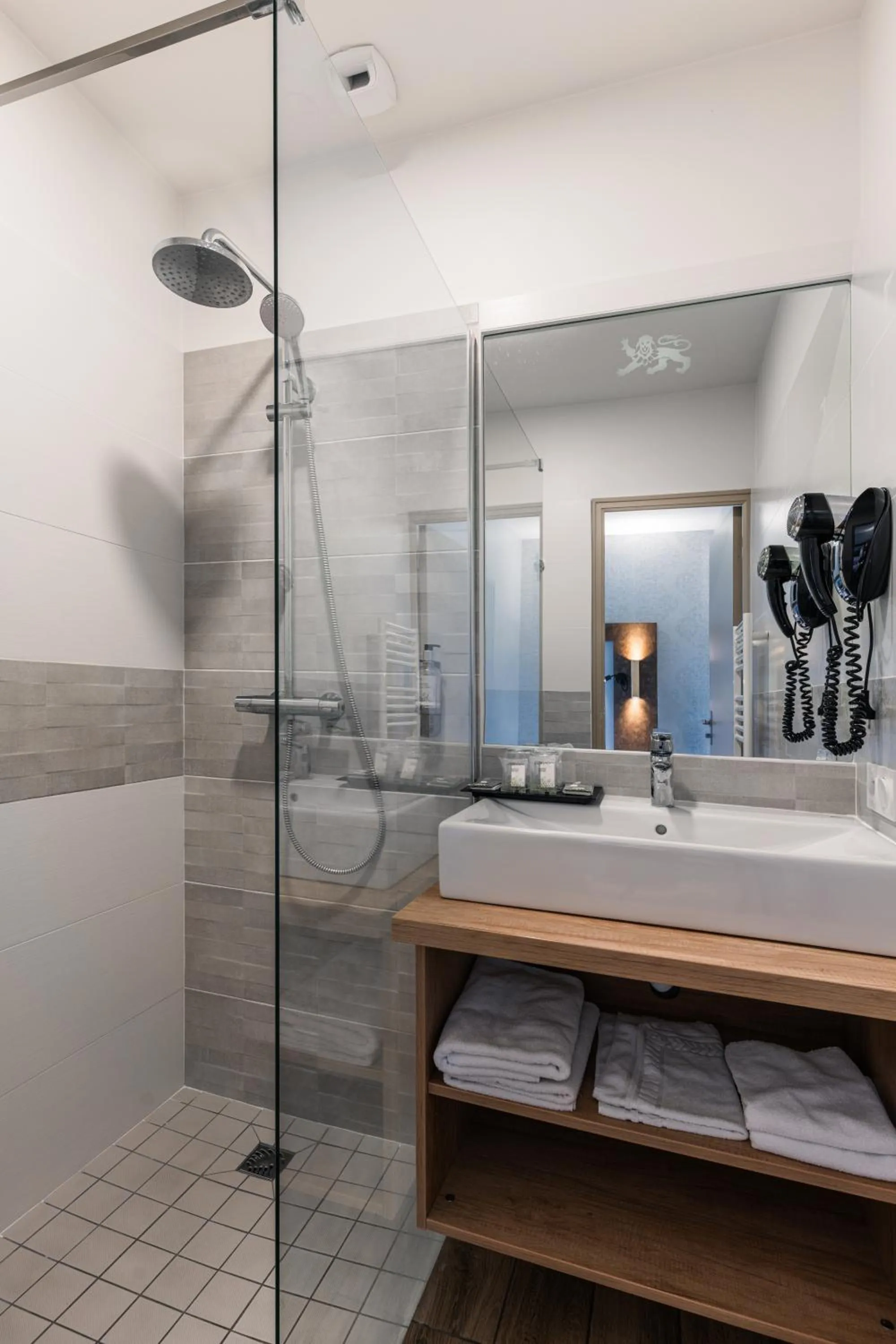Bathroom in The Originals Boutique, Hôtel Le Lion d'Or, Fougères Ouest