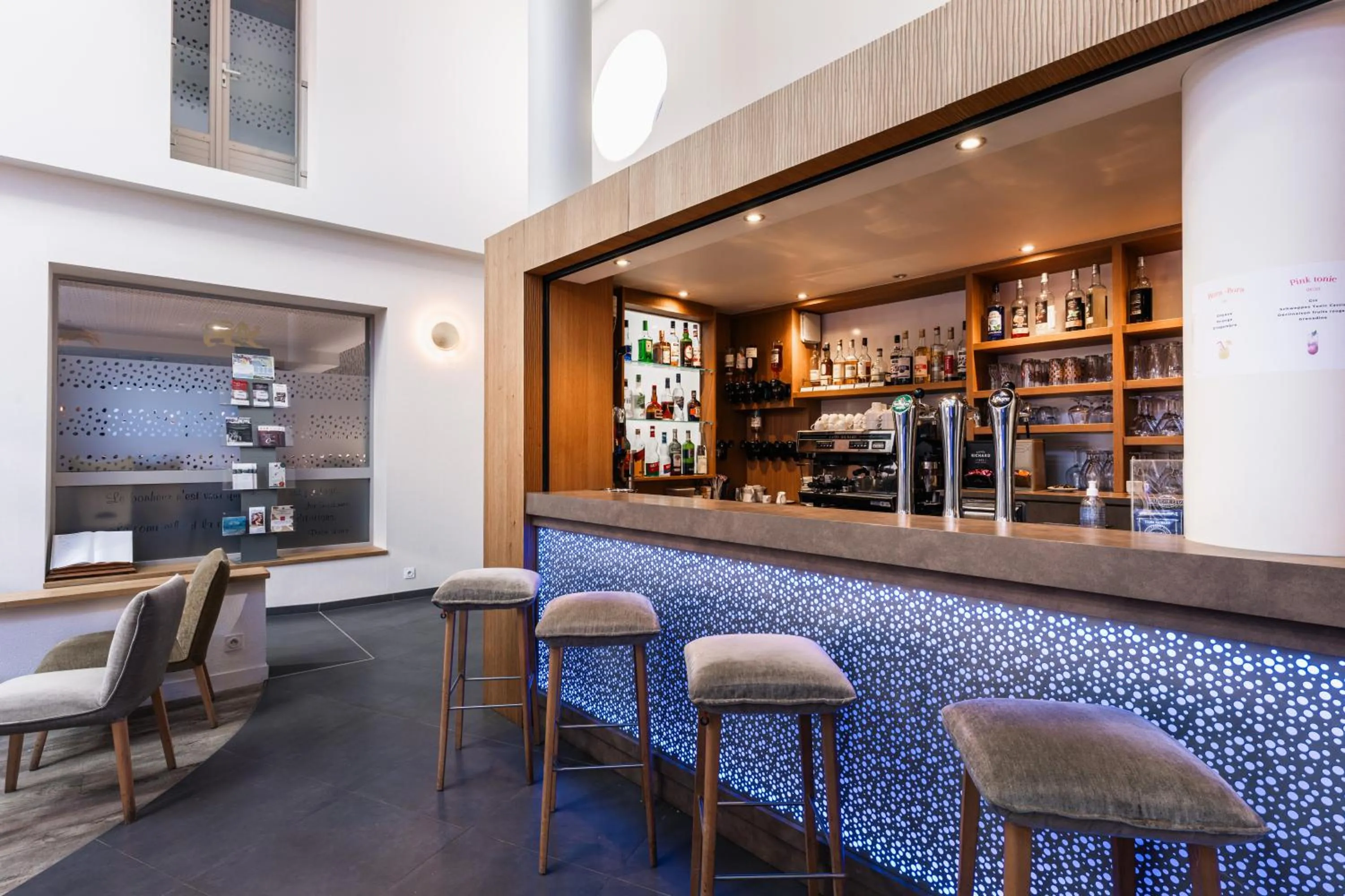Living room in The Originals Boutique, Hôtel Le Lion d'Or, Fougères Ouest