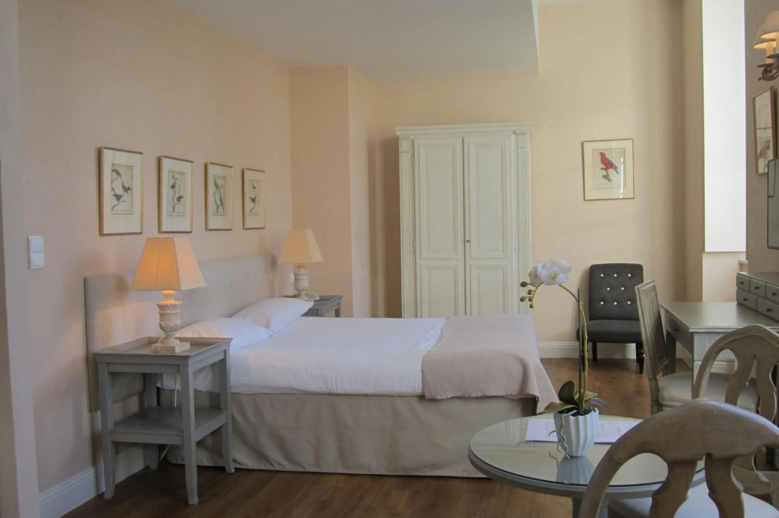 Bed in Château De Lazenay - Résidence Hôtelière