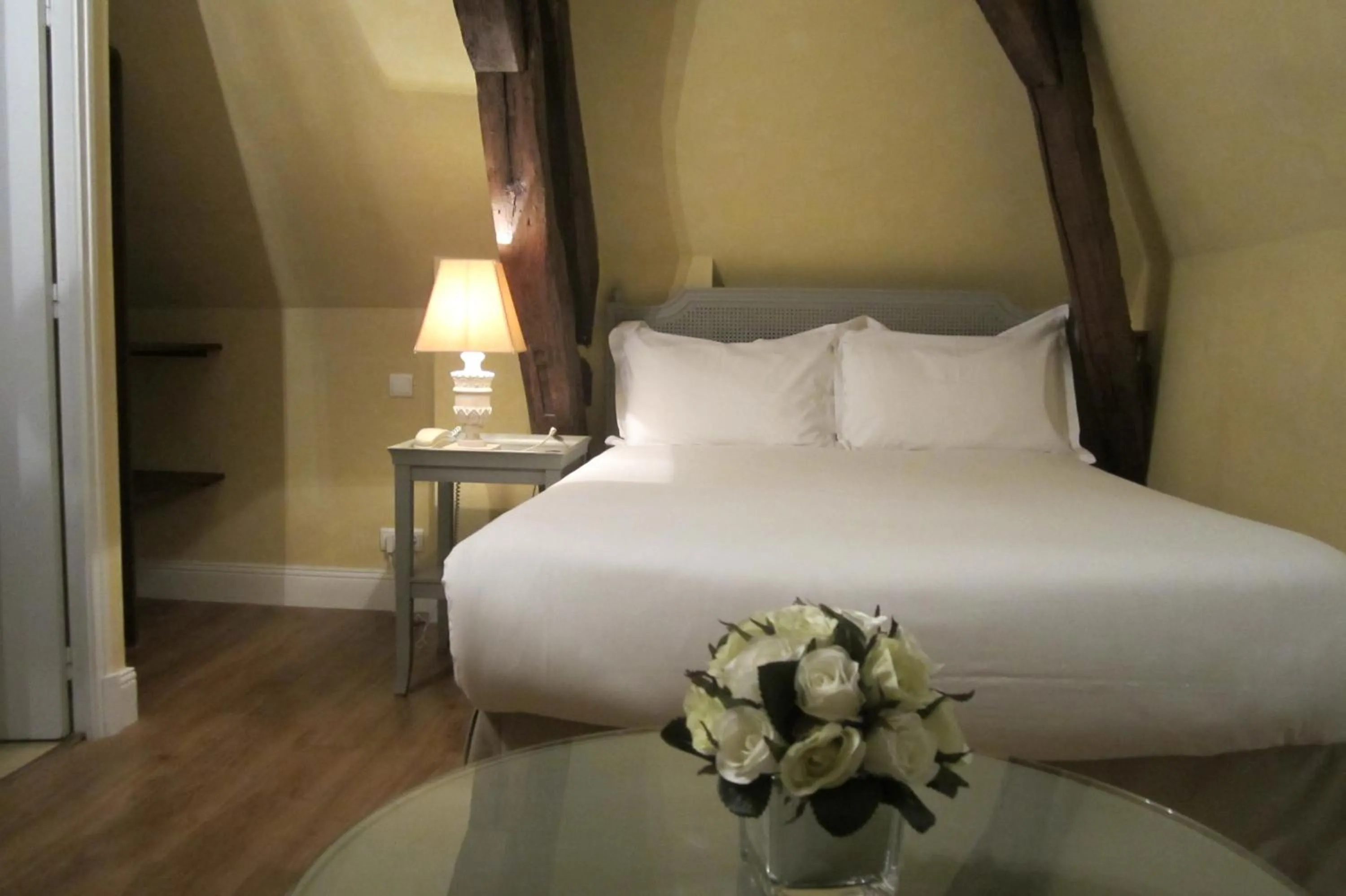 Bed in Château De Lazenay - Résidence Hôtelière