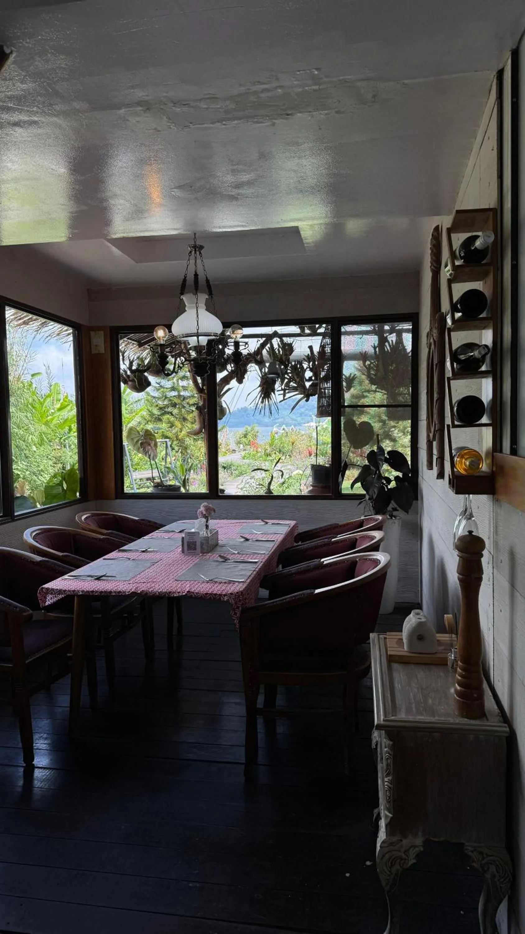 Restaurant/places to eat in Pondanu Cabins By The Lake