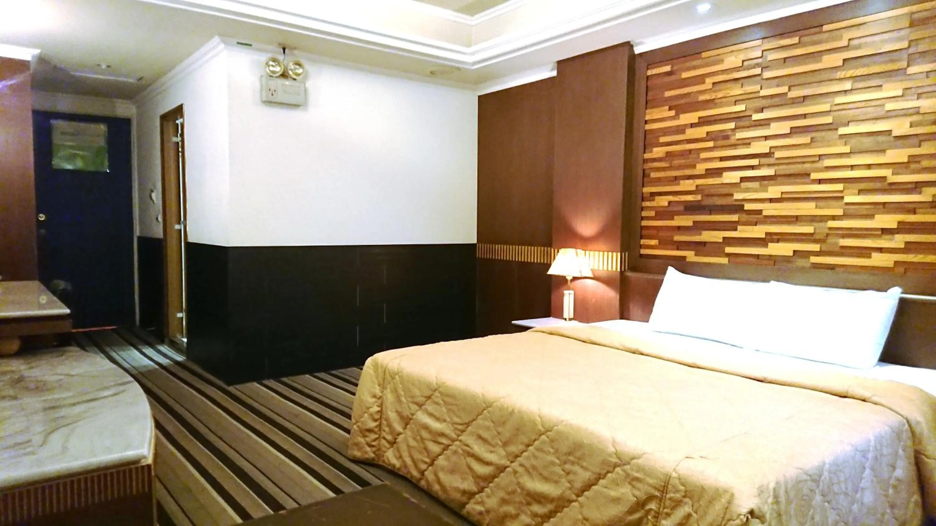 Decorative detail, Bed in Ying Zhen Hotel