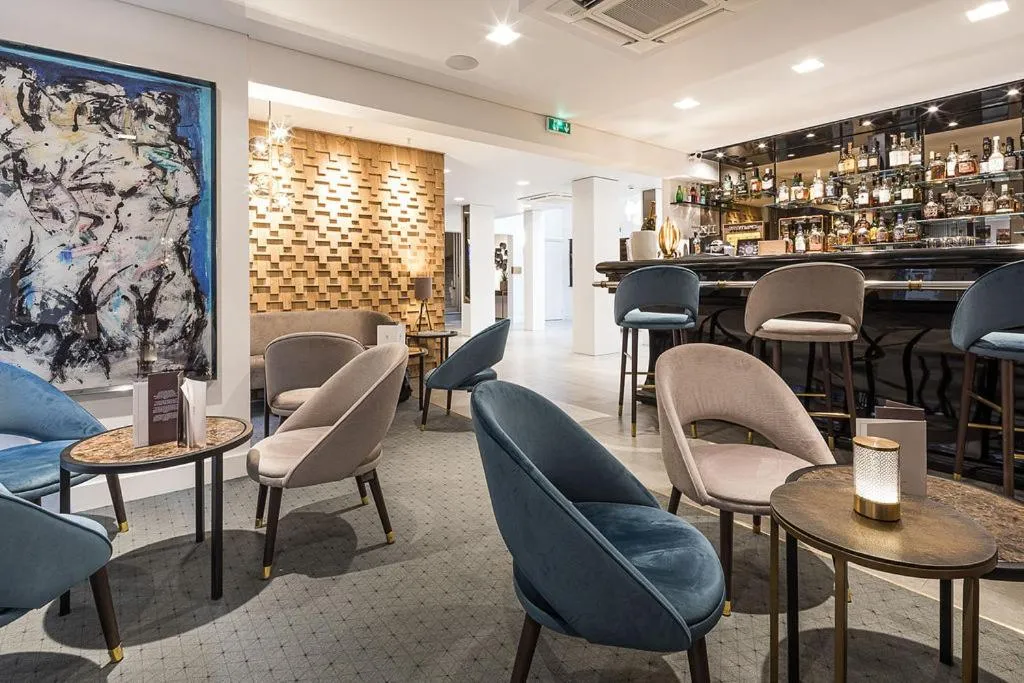 Lounge or bar in Hotel Relais Saint Jean Troyes