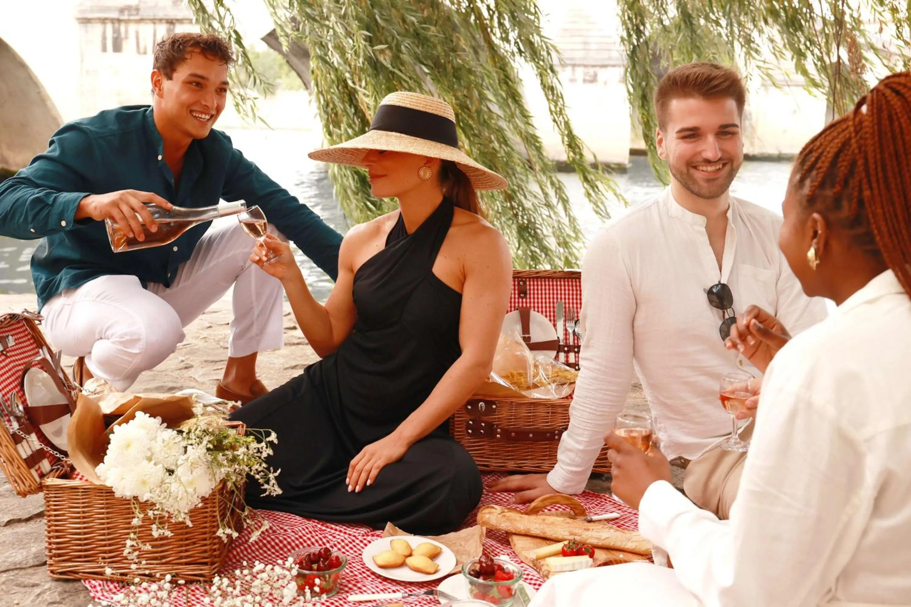 Lounge or bar in Hôtel du Louvre, in The Unbound Collection by Hyatt
