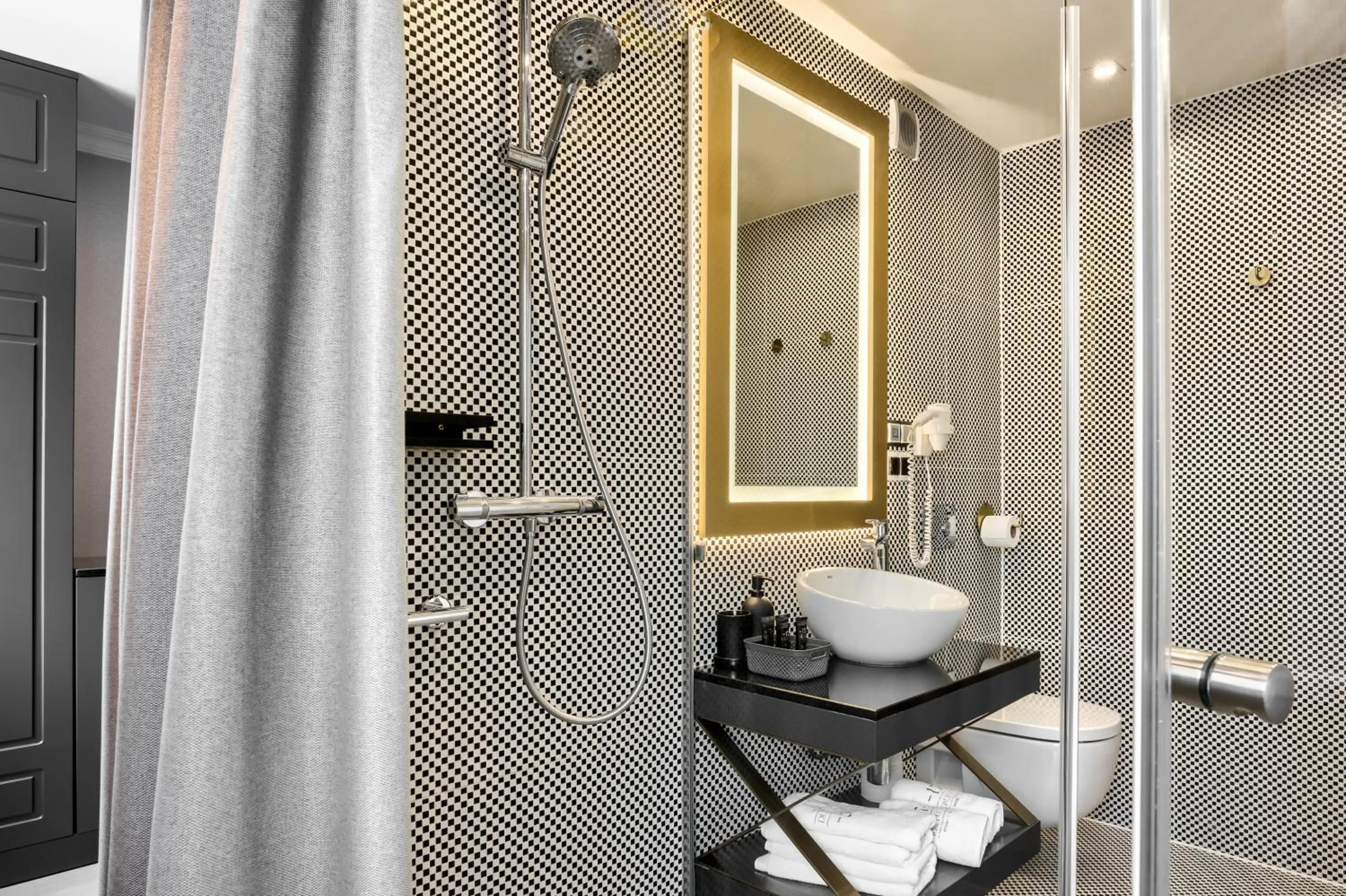 Shower in Krupówki 17 Resort & SPA
